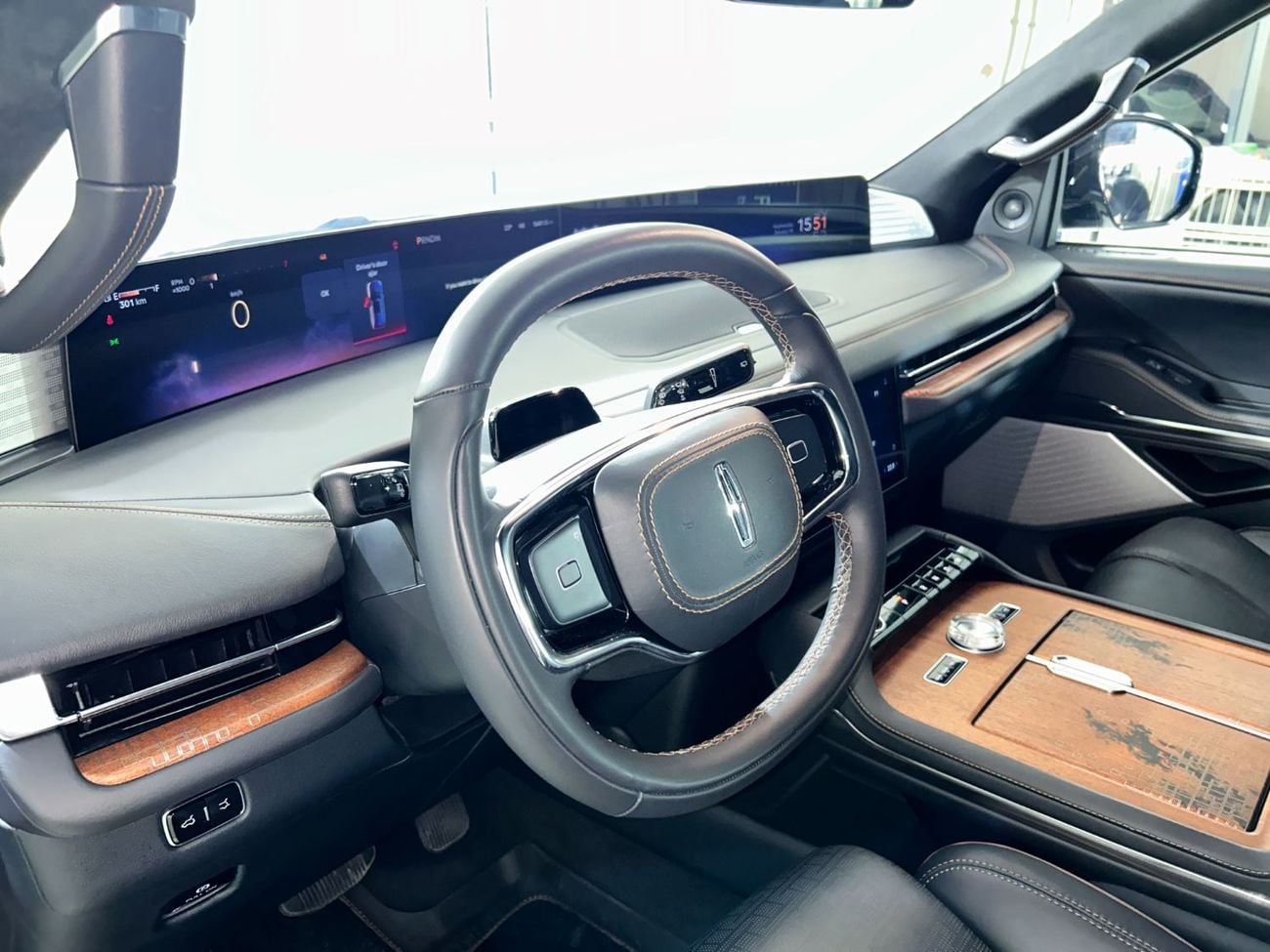 Lincoln Navigator PRESIDENTIAL N1925 / FREE INSURANCE + REGISTRATION / AL TAYER MOTORS AL QOUZ SHOWROOM