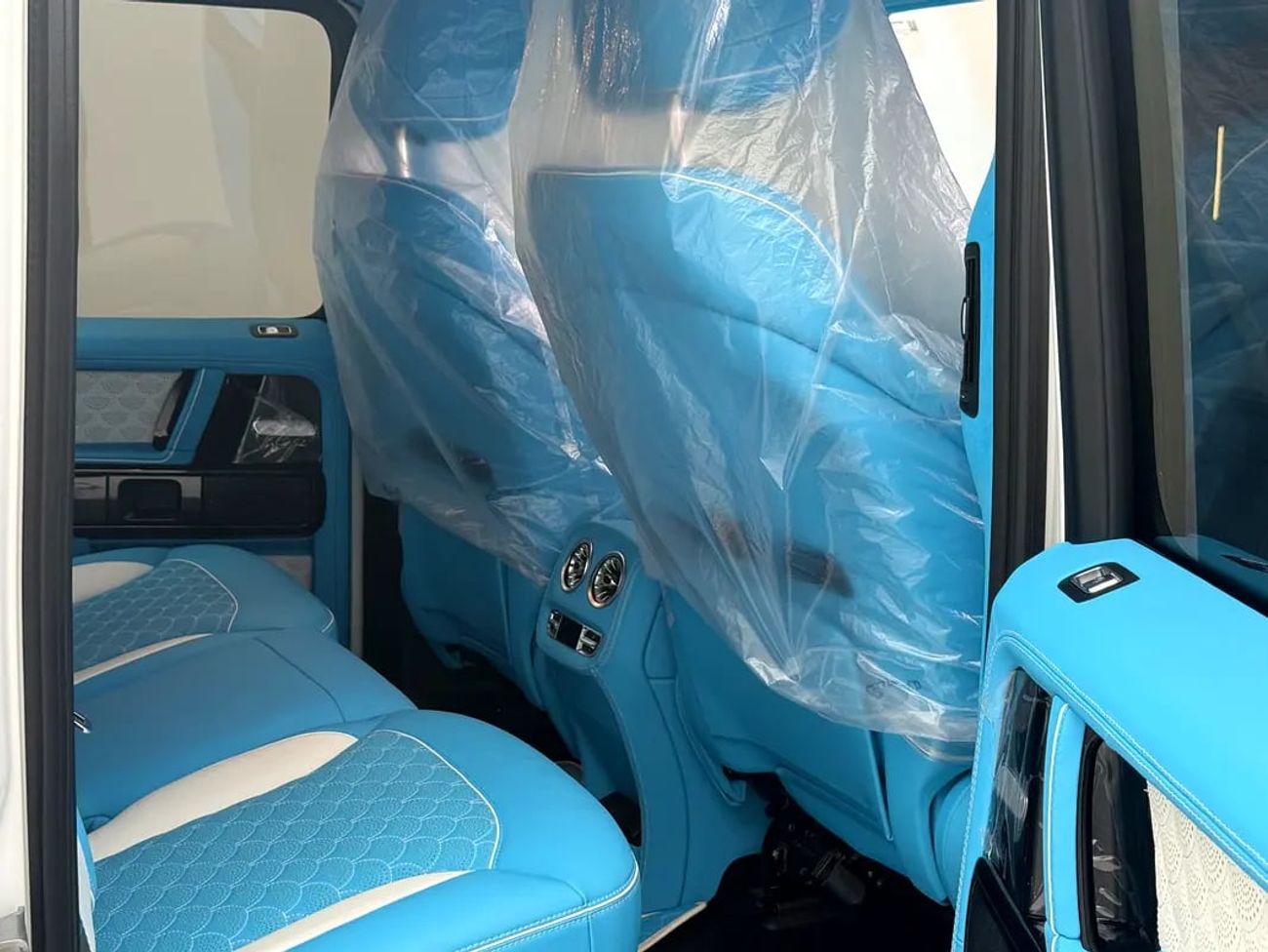 Mercedes-Benz G 63 AMG 2025 Mercedes-Benz G 63 AMG Brabus G800 – White with Sky Blue Interior