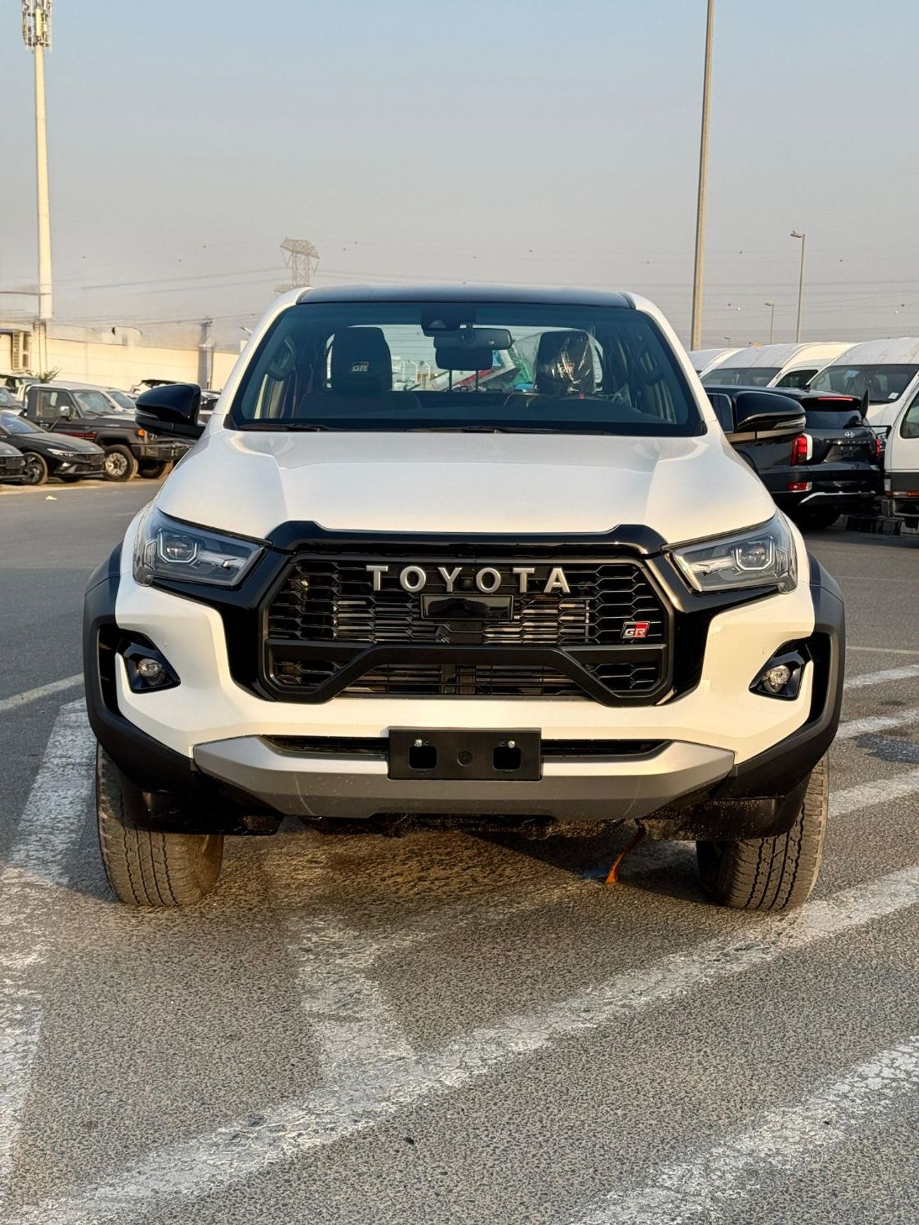 تويوتا هيلوكس TOYOTA HiLUX GR 2.8 DiESEL FuLL 2025 WHiTE