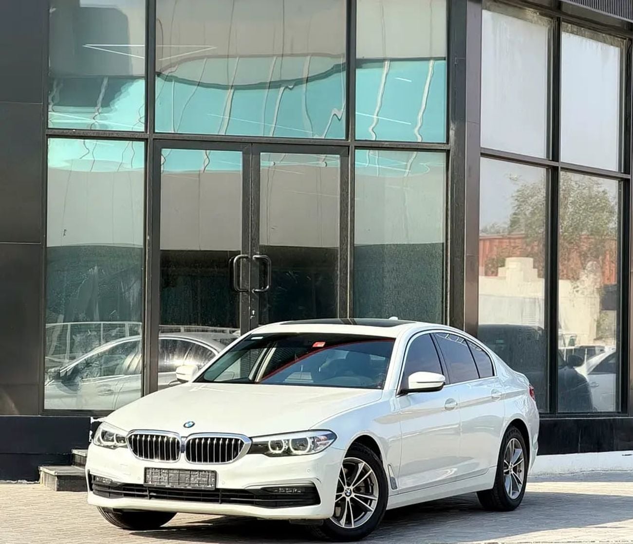 بي أم دبليو 520i MORYA JESWANI CARS FOR USED AUTOMOBILE TRADING CO.L.L.C