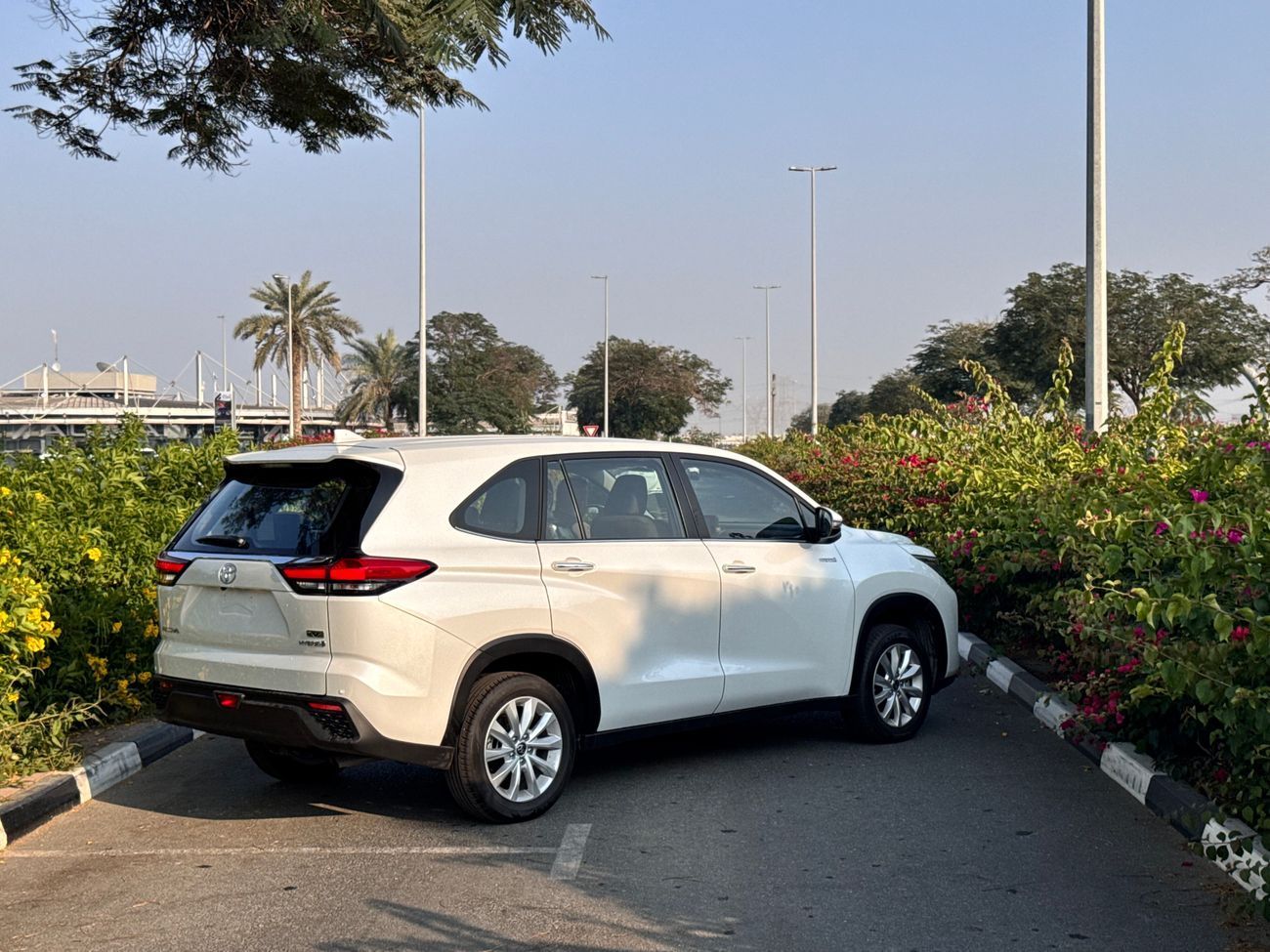 تويوتا إينوفا 2.0L HyCross 8S Hybrid