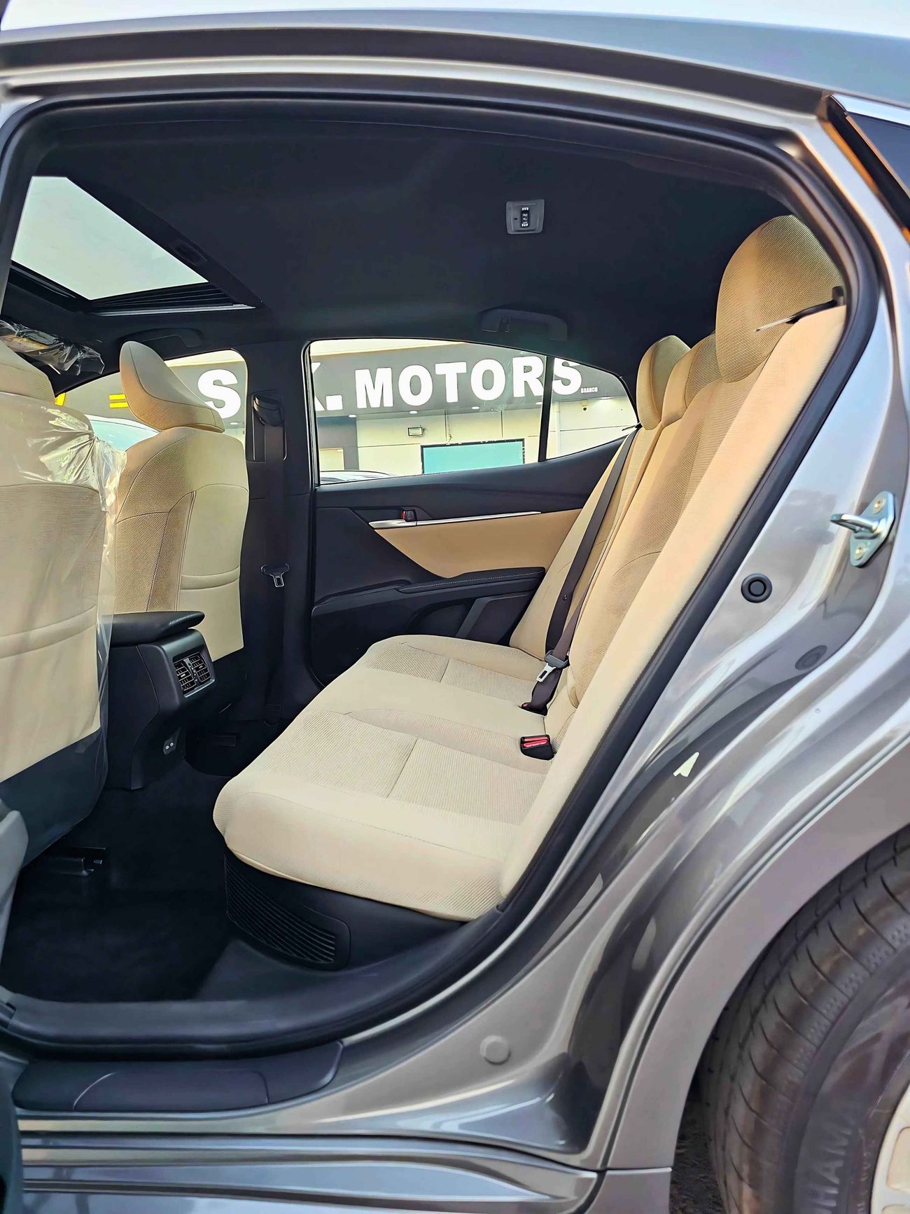 Toyota Camry E PLUS / HYBRID / 2.5L V4 PETROL / DRIVER PWR SEAT / SUNROOF (CODE # E PLUS)