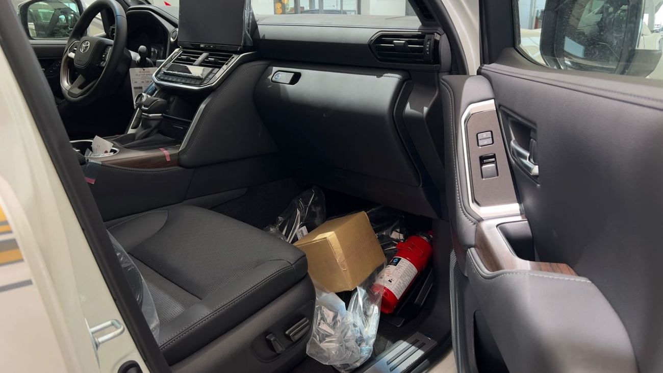 تويوتا لاند كروزر EXPORT ONLY - 2026 LC300 VX 4.0L (Black Interior) (GCC Specification)