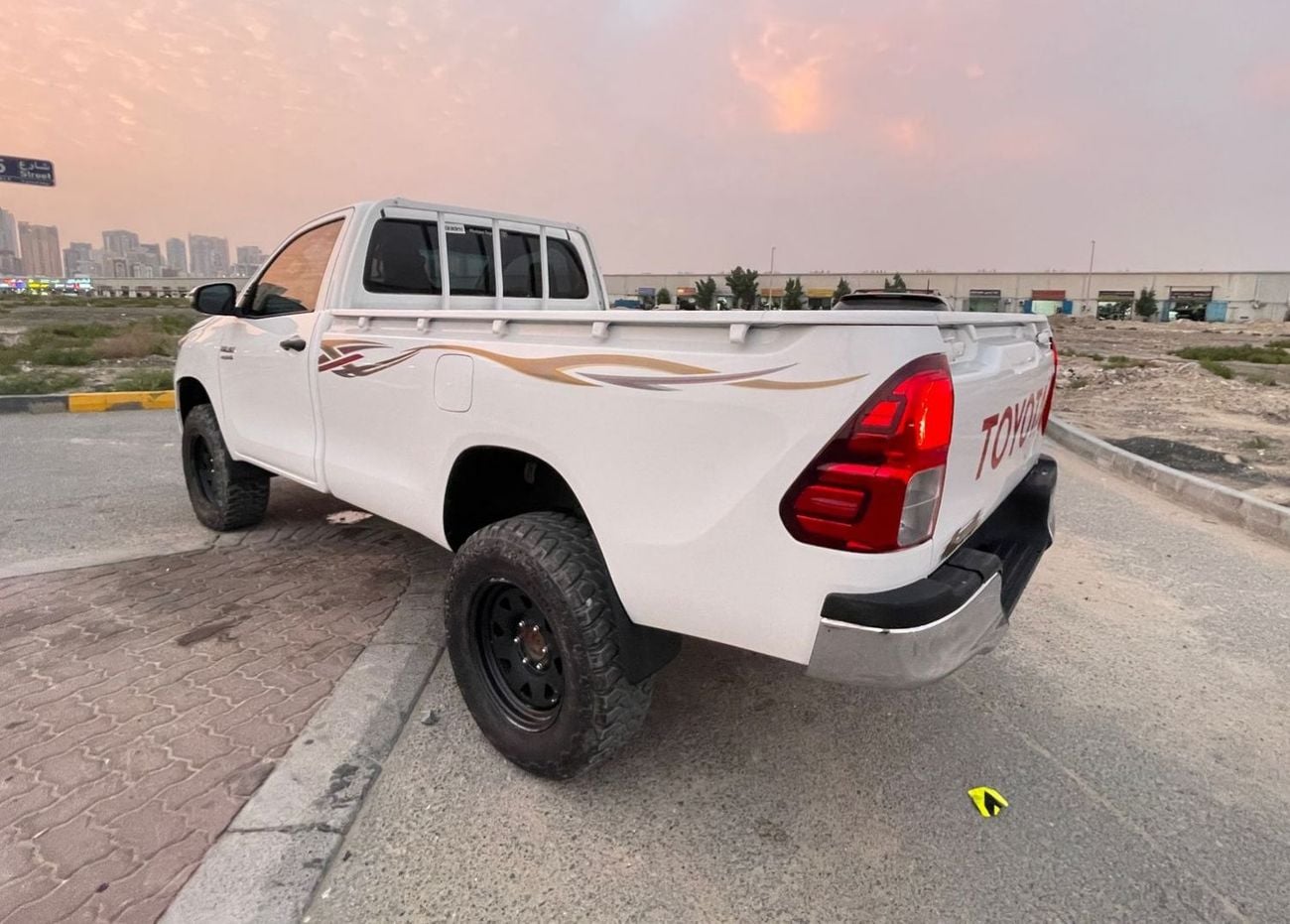 تويوتا هيلوكس DIESEL 2.8 LITER ,RIGHT HAND DRIVE ,MANUAL GEAR ,FOR EXPORT ONLY