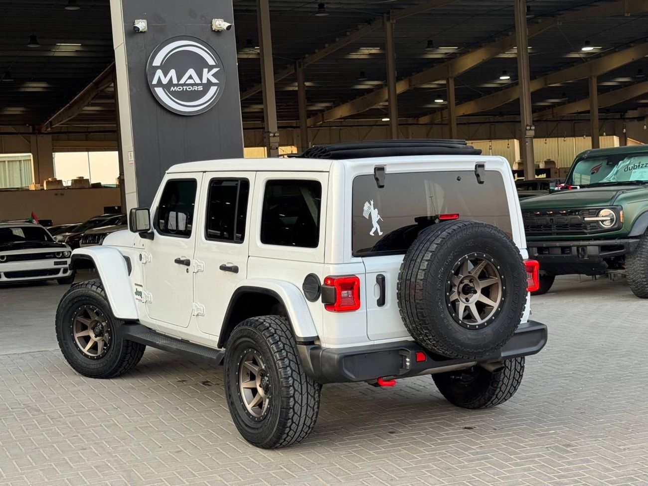 Jeep Wrangler Unlimited Sahara 3.6L 3.6L V6 / SAHARA / PANORAMIC ONE TOUCH ROOF / LEATHER / BIG SCREEN / LOW MILEA