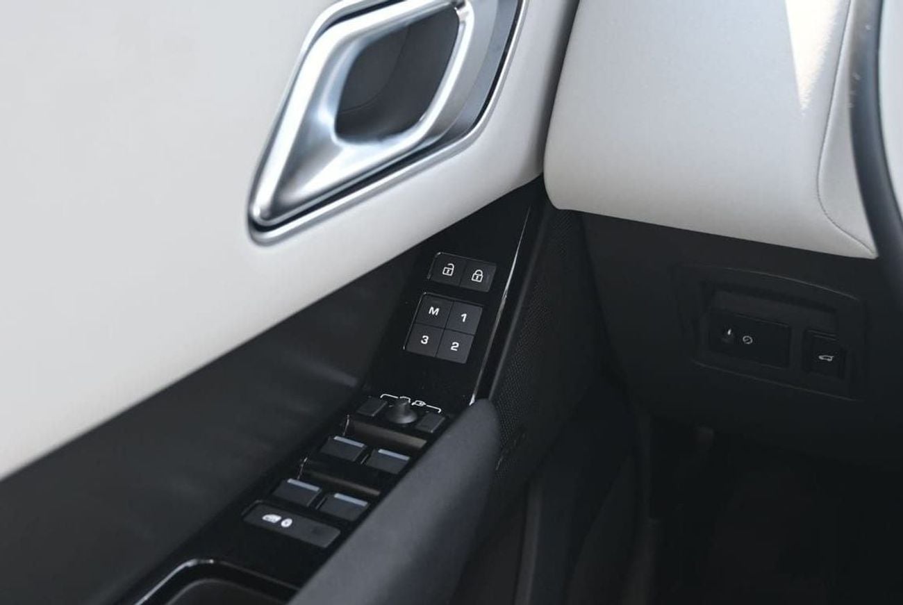 لاند روفر رينج روفر فيلار R-DYNAMIC SE Land Rover Range Rover Velar, R Dynamic SE 2.0L Turbo AWD, Model 2025, Color Santorini 