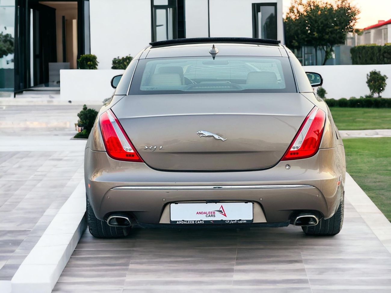 Jaguar XJ AED 980 PM | JAGUAR XJL  LUXURY | FULL AGENCY MAINTAINED | GCC SPECS | FIRST OWNER