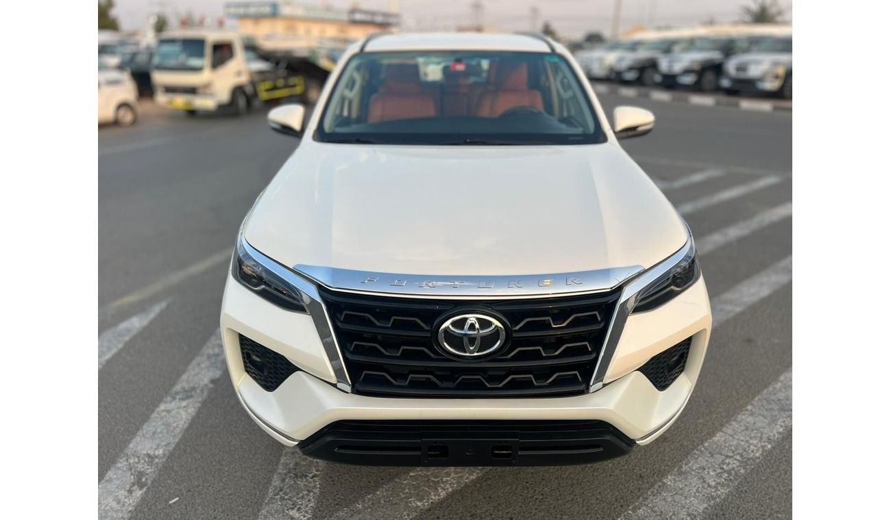 Toyota Fortuner 2017 TOYOTA FORTUNER GXR V6 4X4  FULL OPTION - PUSH START - LEATHER SEATS - REAR CAM - STEERING GEAR