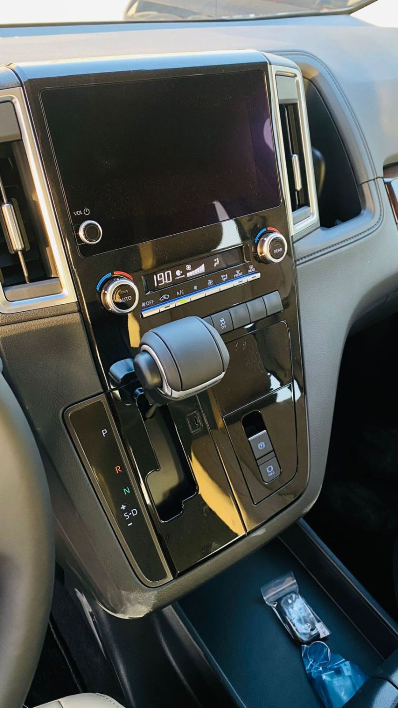 Toyota Granvia 2026 Toyota Granvia Premium 6-Seater (High-Option) 3.5L V6 Petrol A/T RWD Export Only