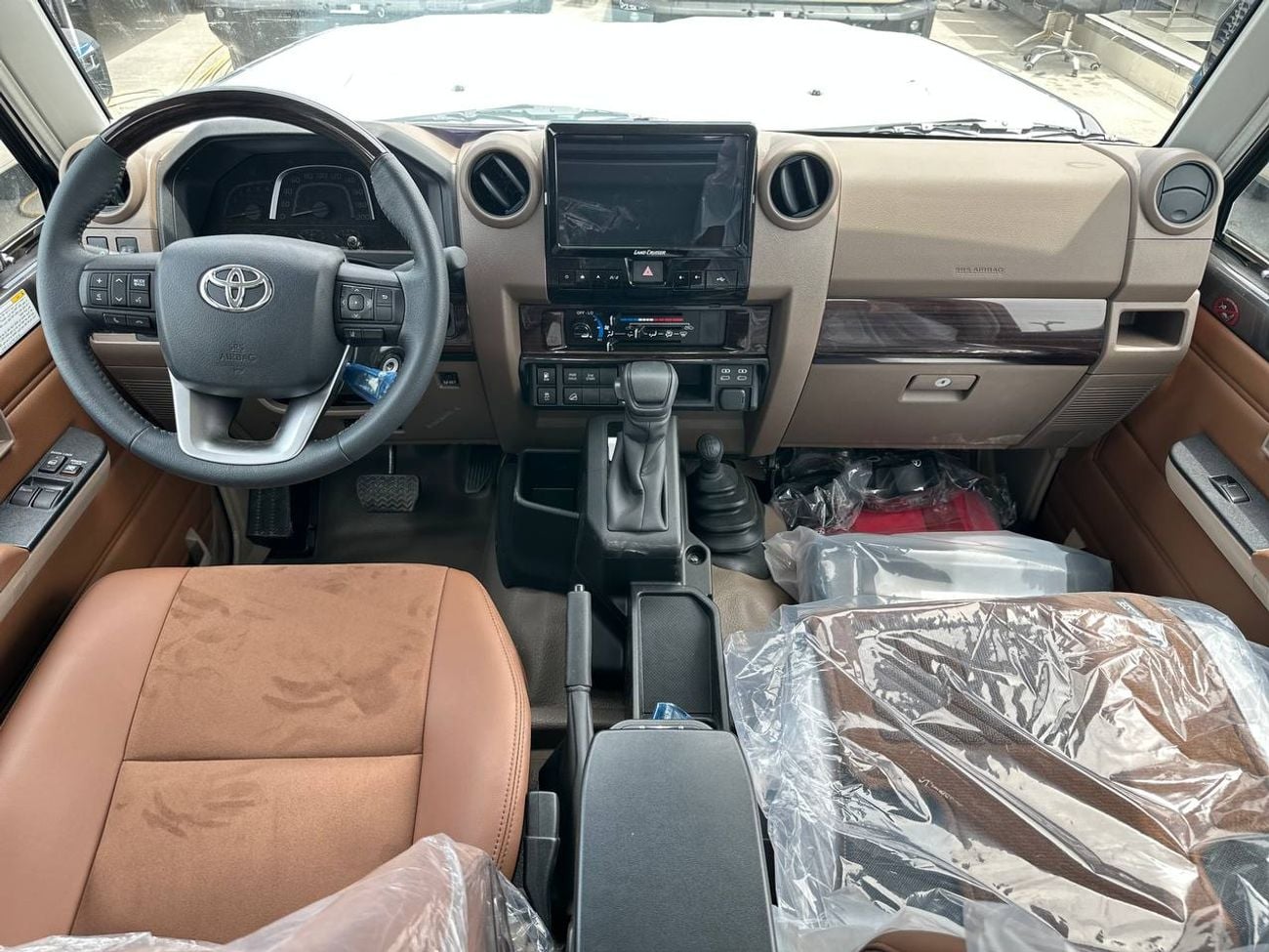 تويوتا لاند كروزر بيك آب S/C LC79 2.8 لتر ديزل أوتوماتيك // 2026 // كاملة المواصفات مع رادار، ثلاجة، قفل تفاضلي، مشغل DVD وكا