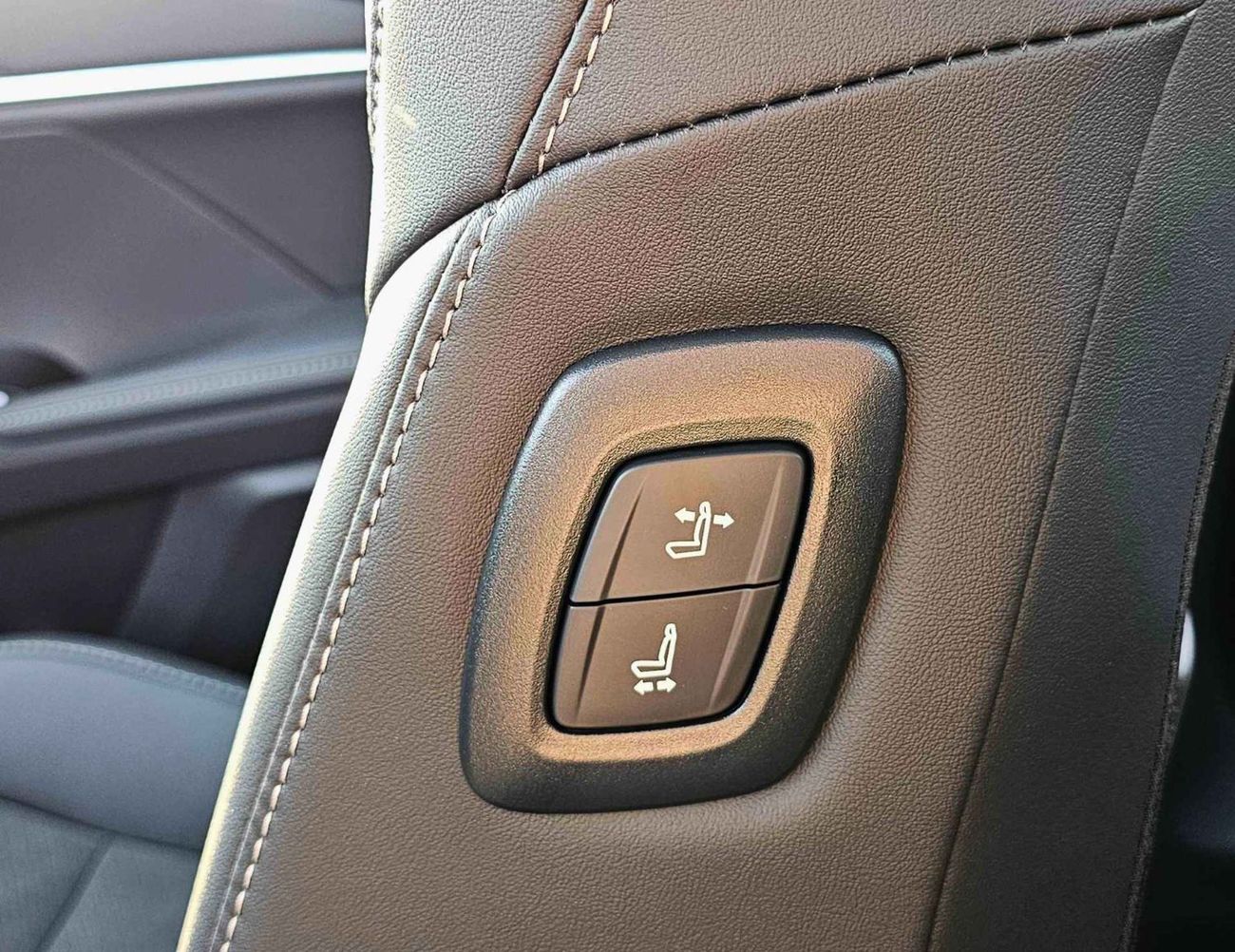 تويوتا كامري S SPORT /  2.0L V4 PETROL /  PWR SEATS WITH HEADUP DISPLAY / PANORAMIC ROOF (CODE # 69063)