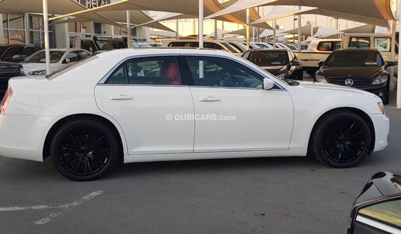 Chrysler 300s Crysral C300s model 2013  GCC car prefect condition full option low mileage sun roof leather seats b