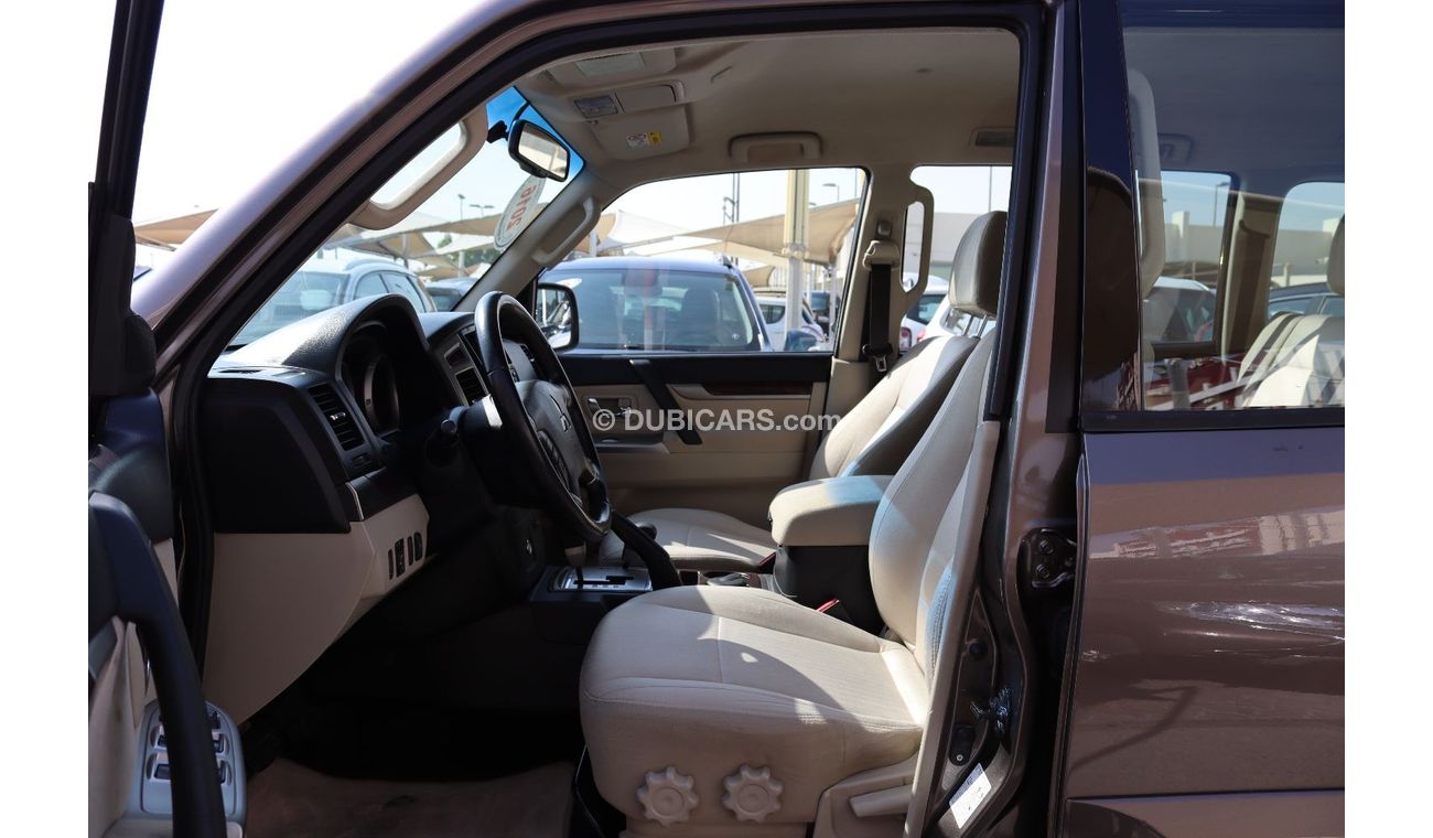 Mitsubishi Pajero GLS Mid ACCIDENTS FREE - ORIGINAL PAINT - GCC - MID OPTION - PERFECT CONDITION INSIDE OUT