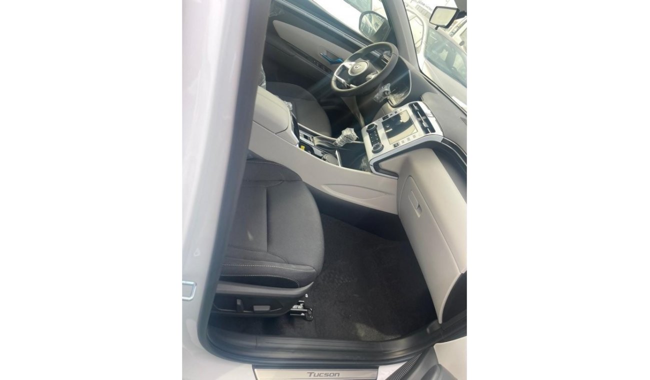 هيونداي توسون 2.0   PETROL AT FWD WITH, SCREEN ,CAMERA,  USB, POWER SEATS