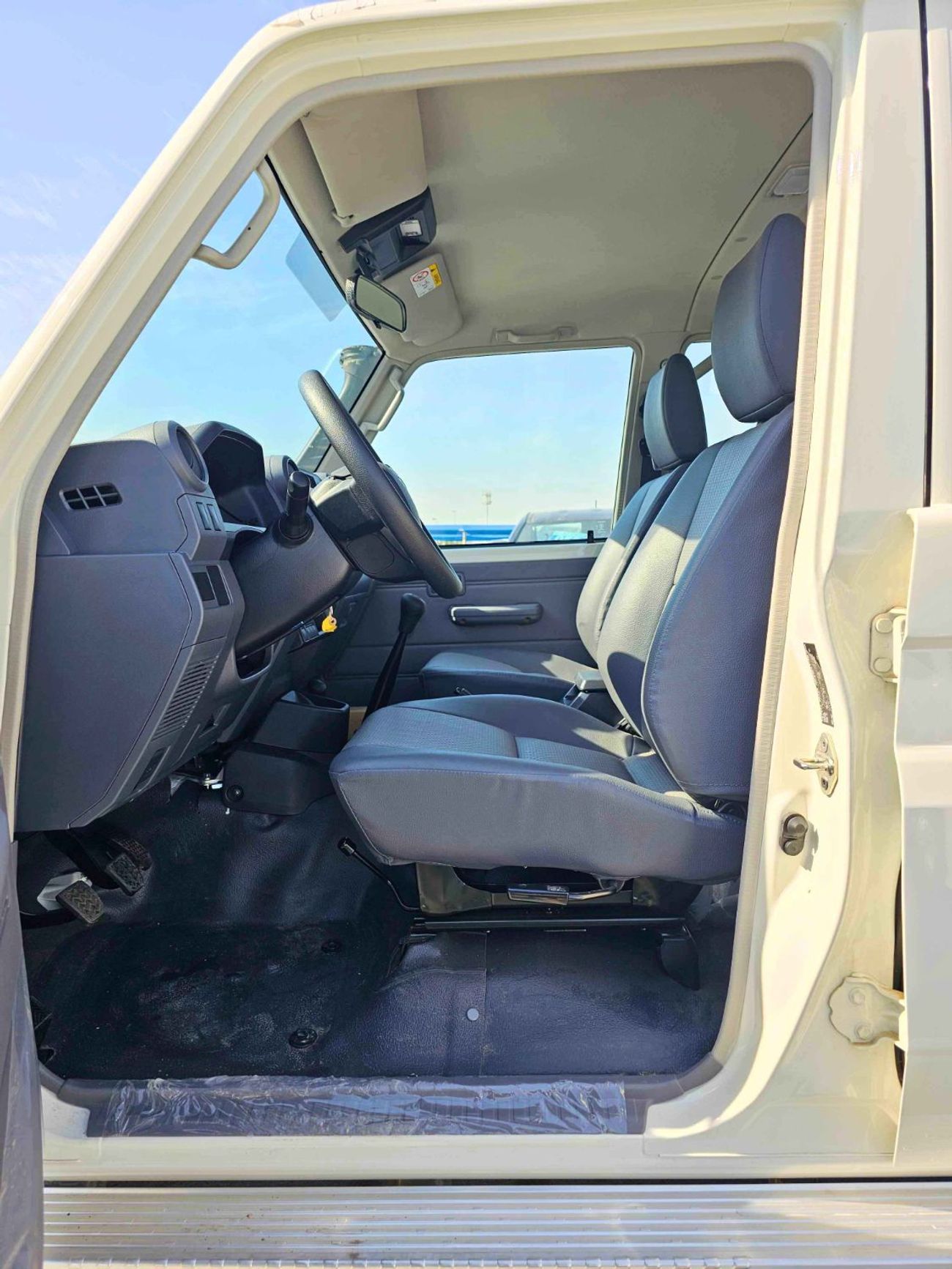 Toyota Land Cruiser Pick Up LC79 / DOUBLE CABIN / 4.2L V6 DIESEL M/T / LEATHER SEATS / SNORKEL / MID OPTION / 4WD (CODE # 69033)
