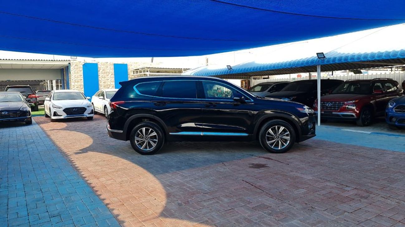 Hyundai Santa Fe car in good condition 2020 2.4L 4WD full configuration