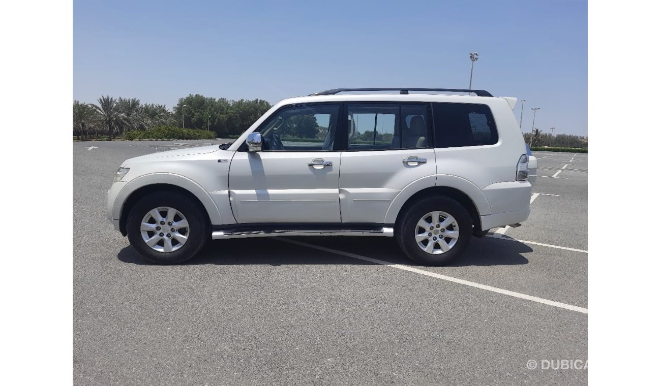 Mitsubishi Pajero GLS Mid Mitsubishi Pajero 2014 gcc full option Excellent Condition