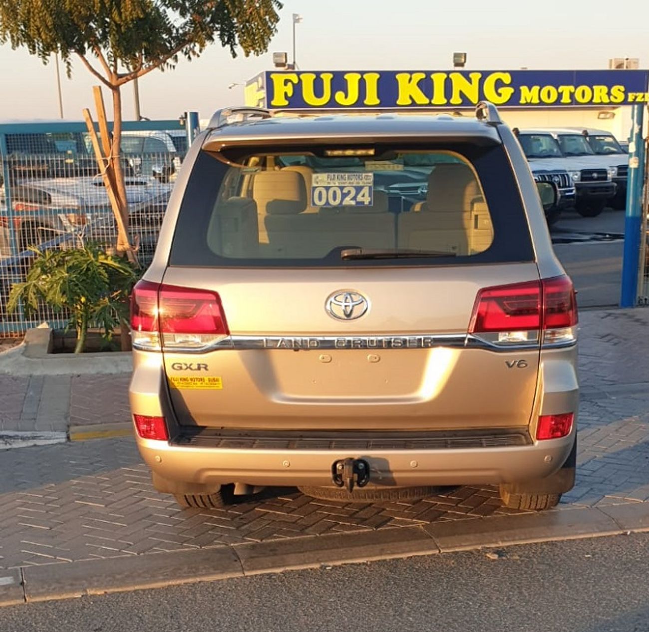 تويوتا لاند كروزر GXR - V6 - PETROL (FULL OPTION)