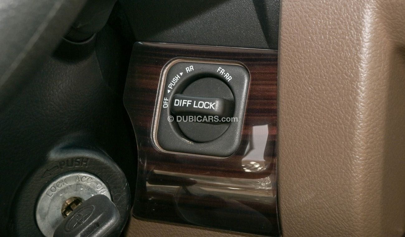 Toyota Land Cruiser Pick Up LC79 Pickup 4.0L Petrol V6 D/C, A/T Mid Option