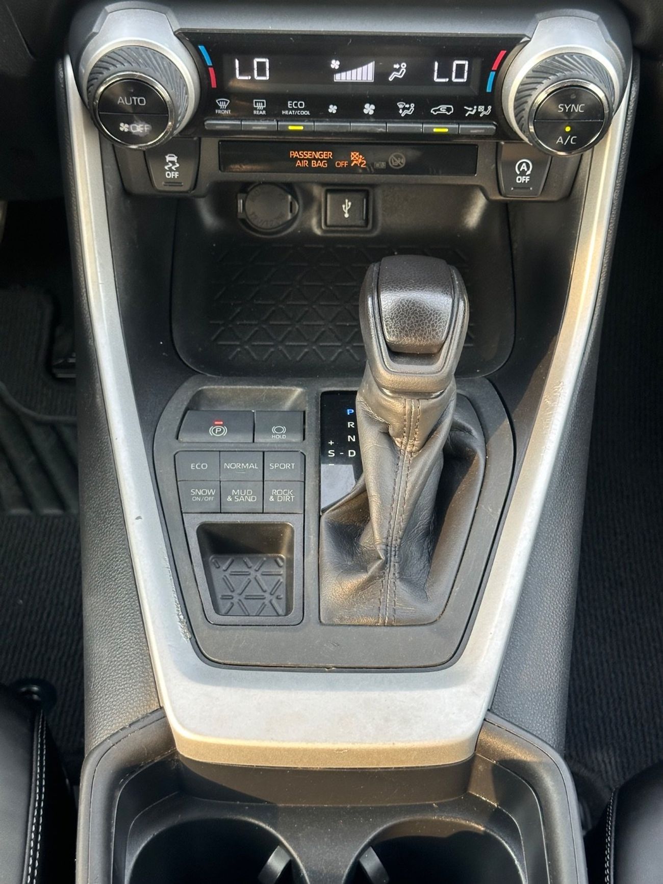 Toyota RAV4 XLE 4WD push start,leather seats 2021