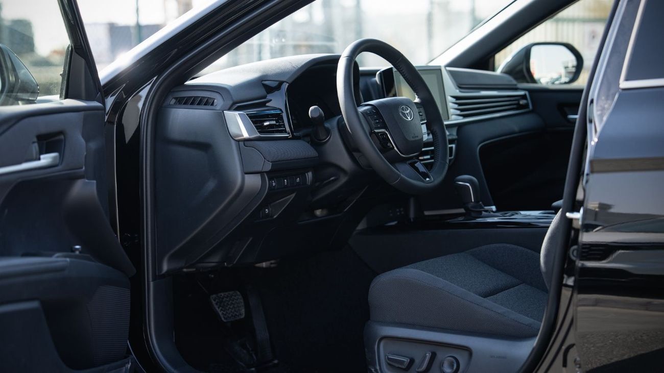 تويوتا كامري LE 2.5L - Black Inside Black