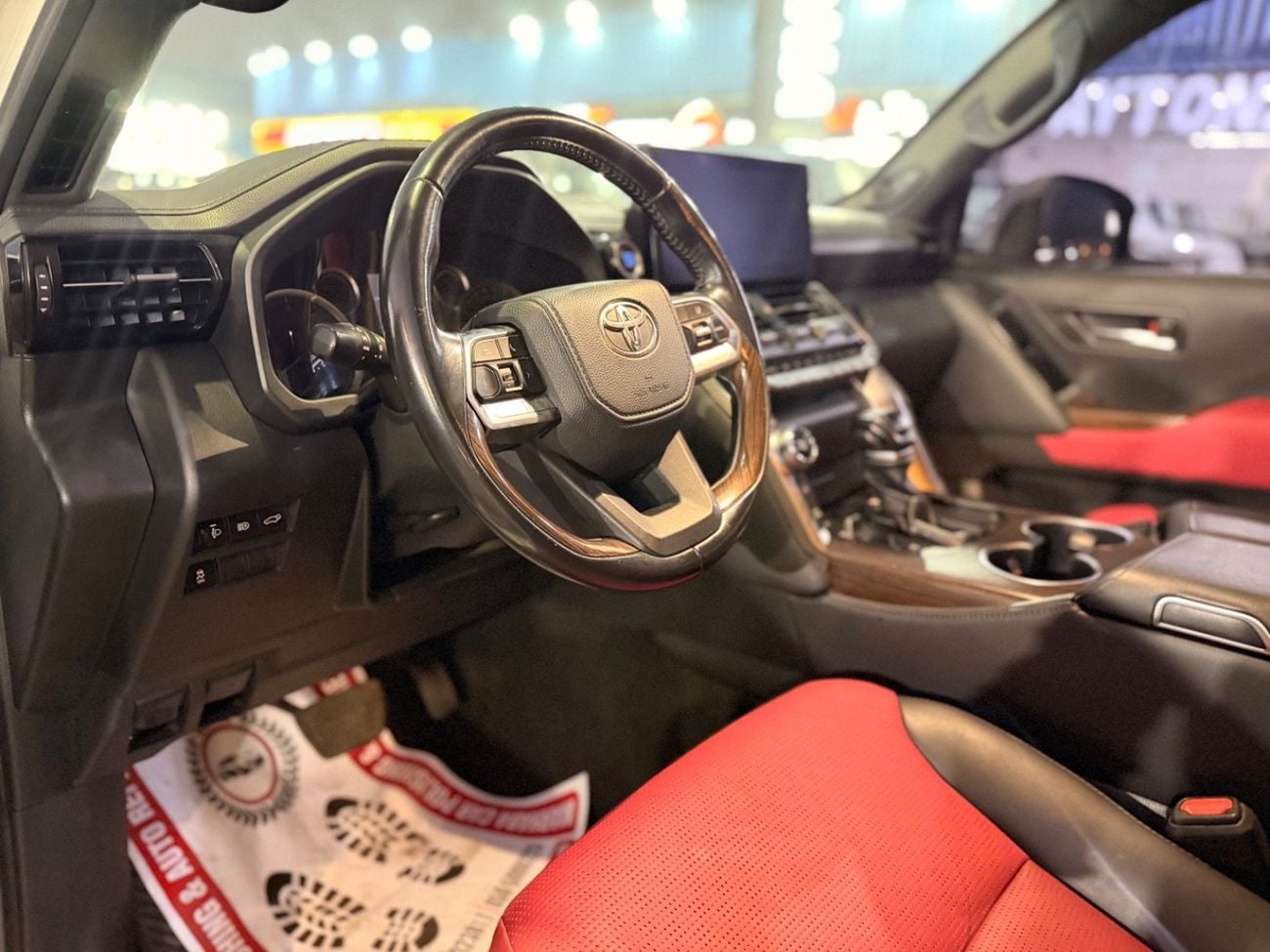 Toyota Land Cruiser VXR Toyota Landcruiser VXR 2022 Twin Turbo white inside Red
