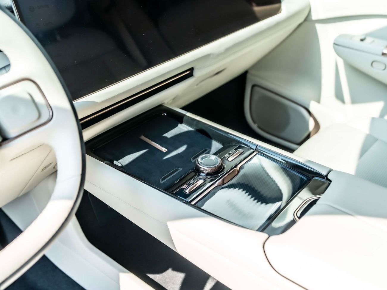 Lynk & Co 900 TRI-MOTOR EDITION