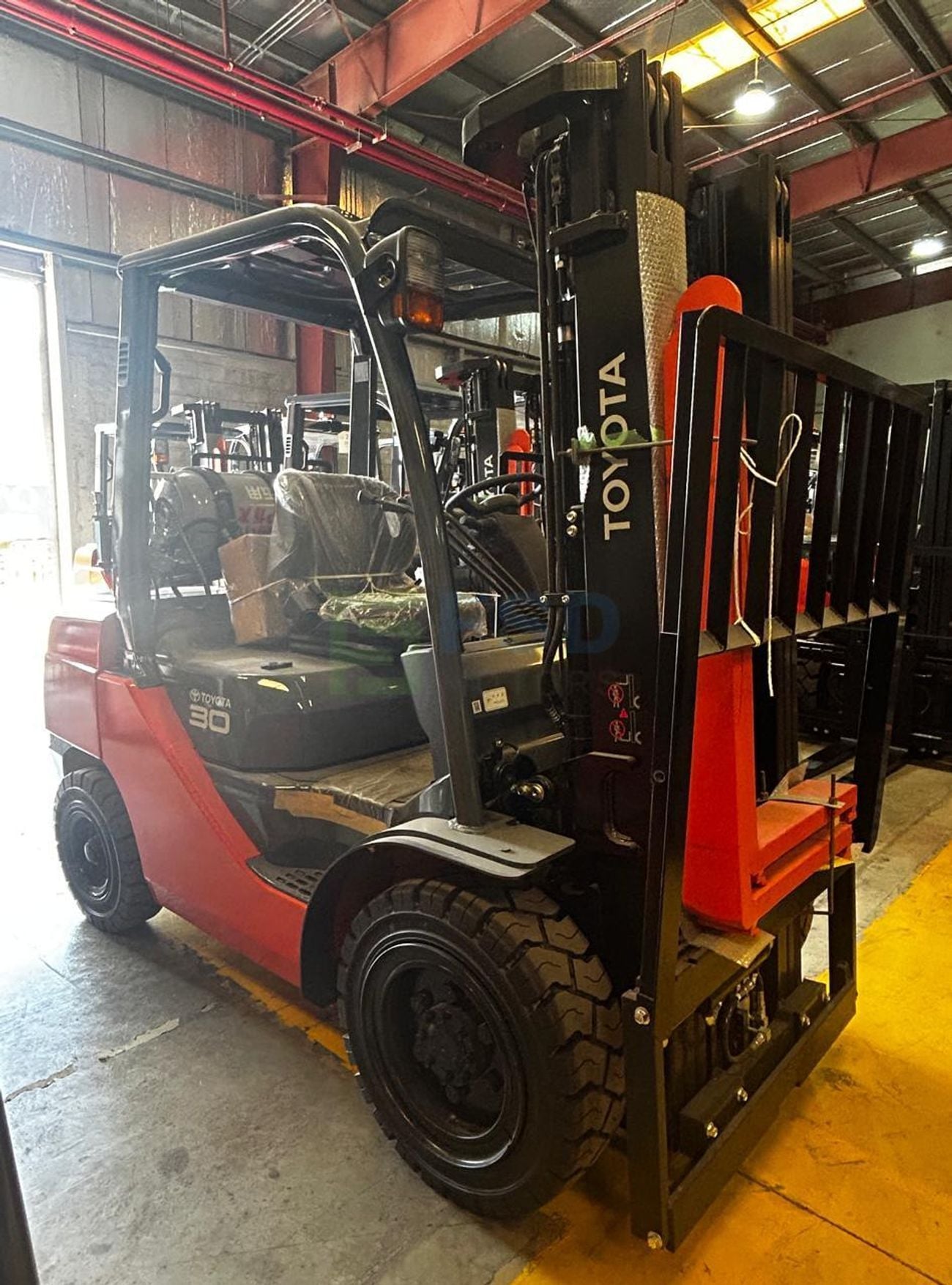 تويوتا فورك ليفت TOYOTA 3- TON 3 STAGE GASOLINE/LPG FORKLIFT TRUCK MODEL 32- (Export only)