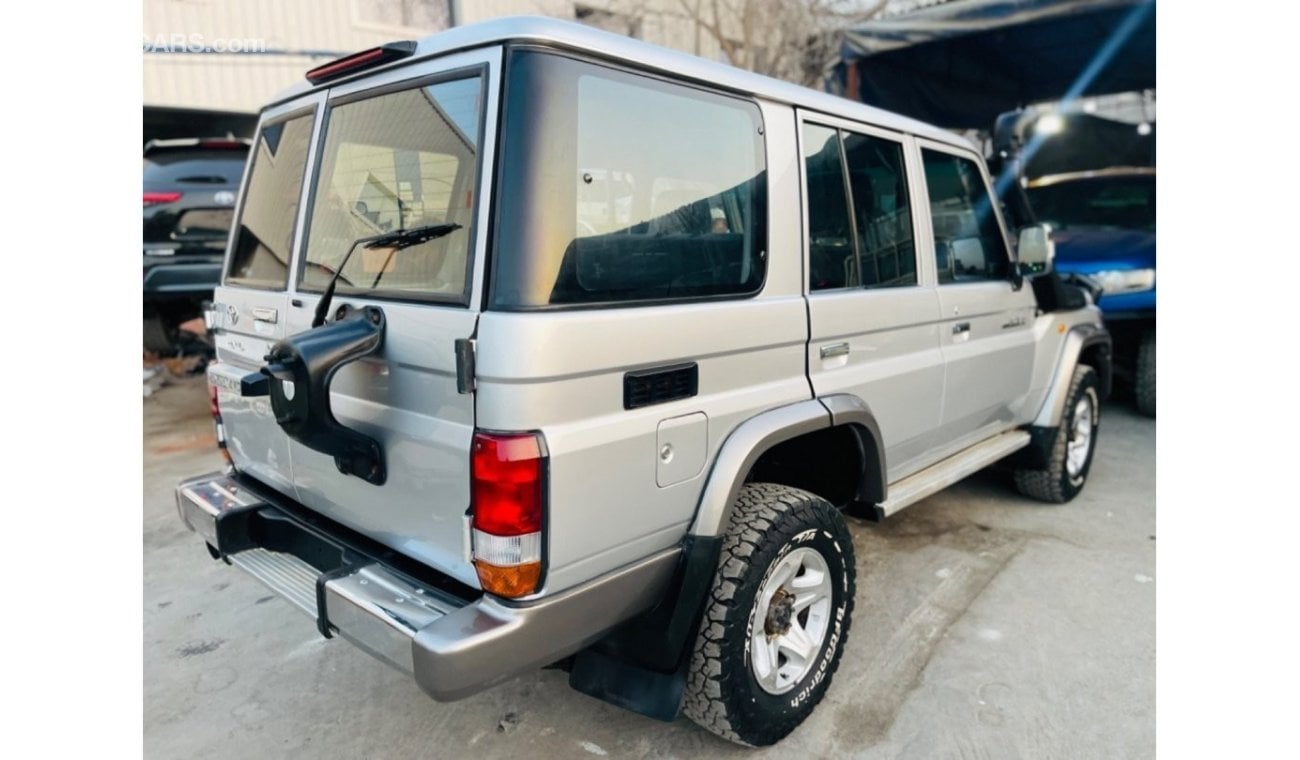 تويوتا لاند كروزر هارد توب Toyota Landcruiser hard top 5 door diesel engine model 2009 car very clean and good condition