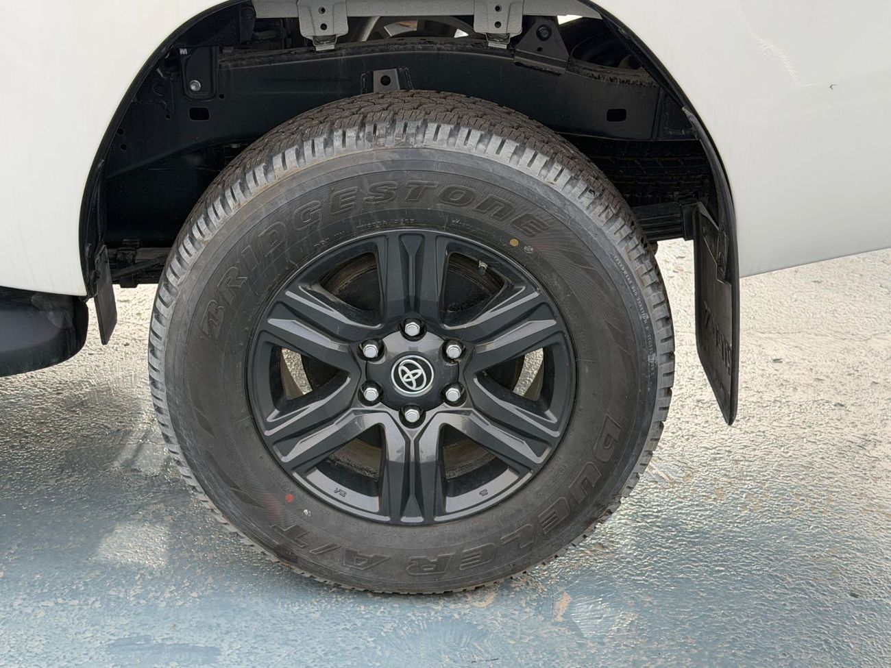 Toyota Hilux SR5 2.7L Petrol Manual Push Start 4WD 2025 Export @ 118,000 AED