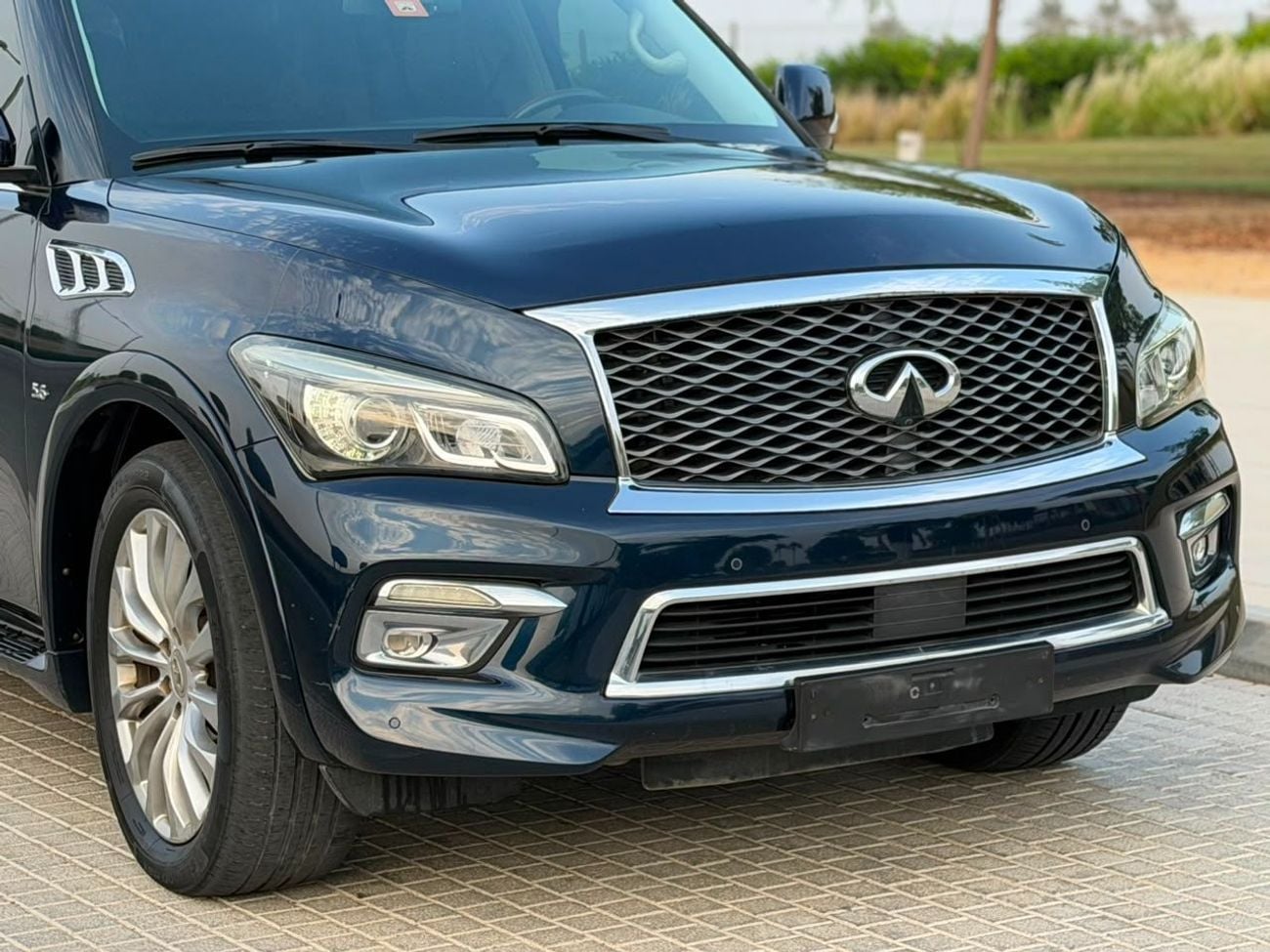 Infiniti QX80 LUXURY