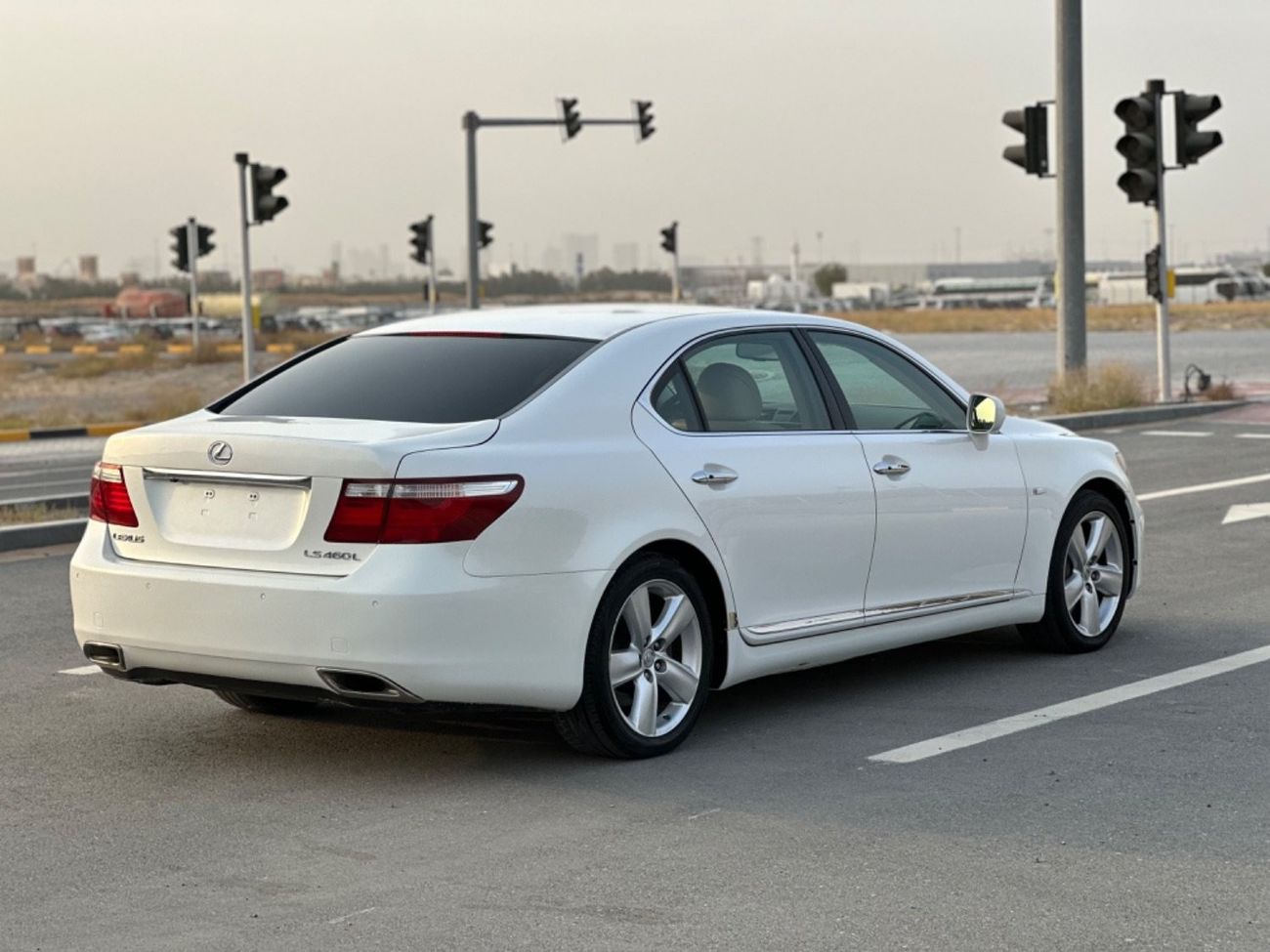 لكزس LS 460 موديل 2009 خليجي فل مواصفات كراسي جلد وفتحه وتحكم كهربي كامل ونظام صوت ممتاز وكاميرا خلفيه