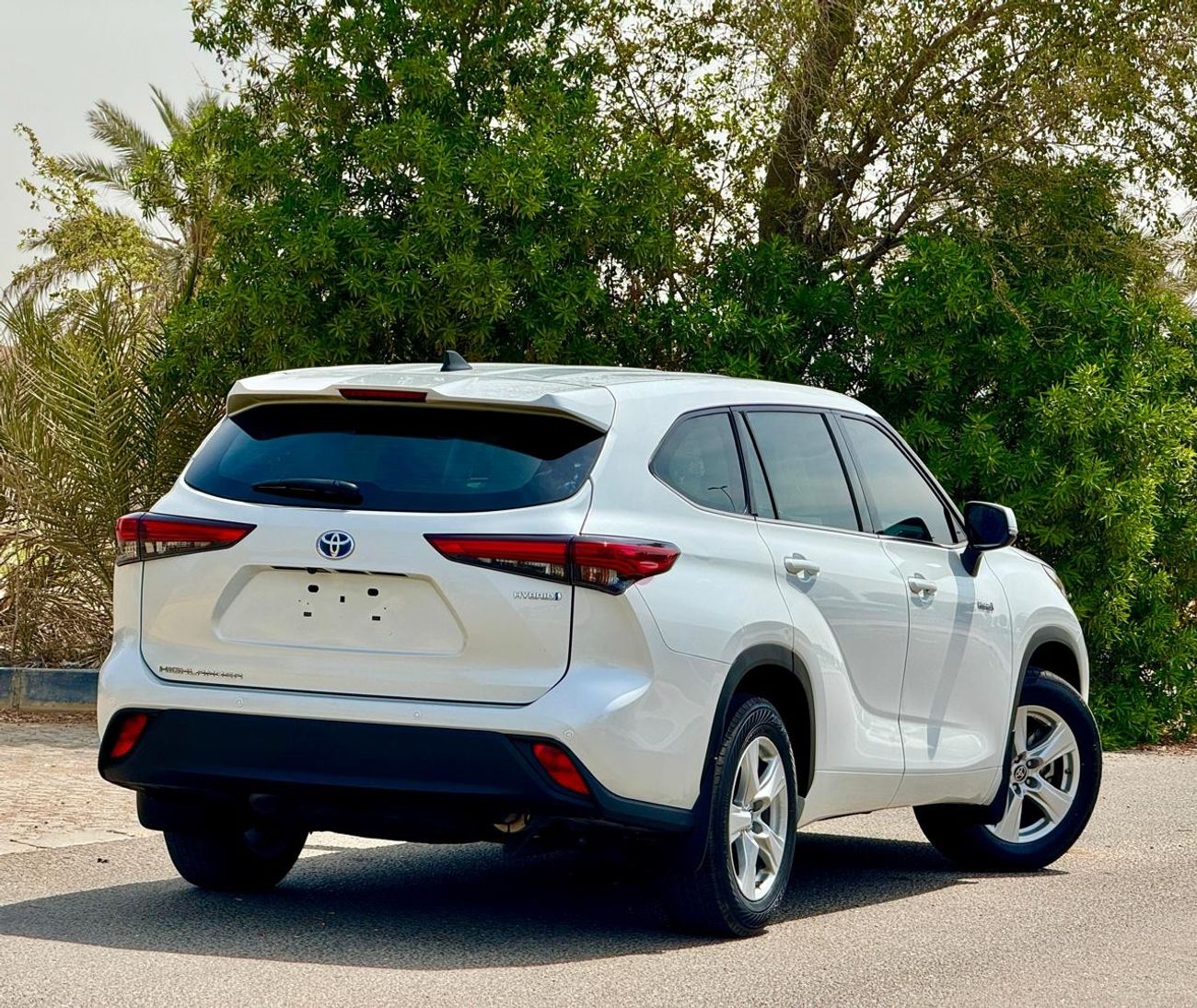 تويوتا هايلاندر LE HEV 2.5L 2022 HYBRID 2.5L GCC (1699/-MONTHLY)