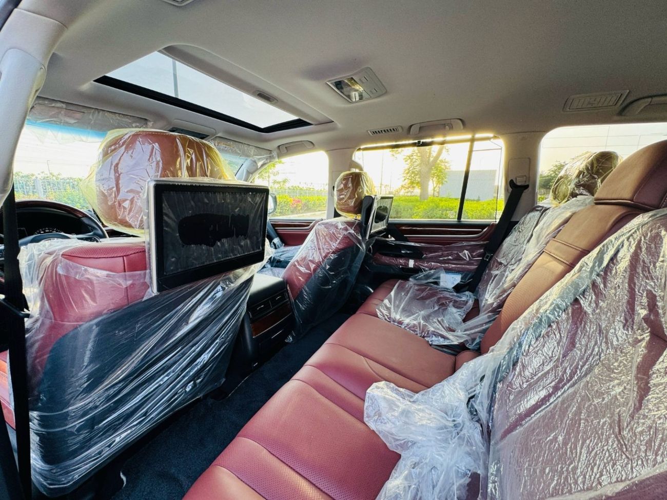 Lexus LX 570 Signature 5.7L GCC SPEC NEAT AND CLEAN LESS KILOMETER