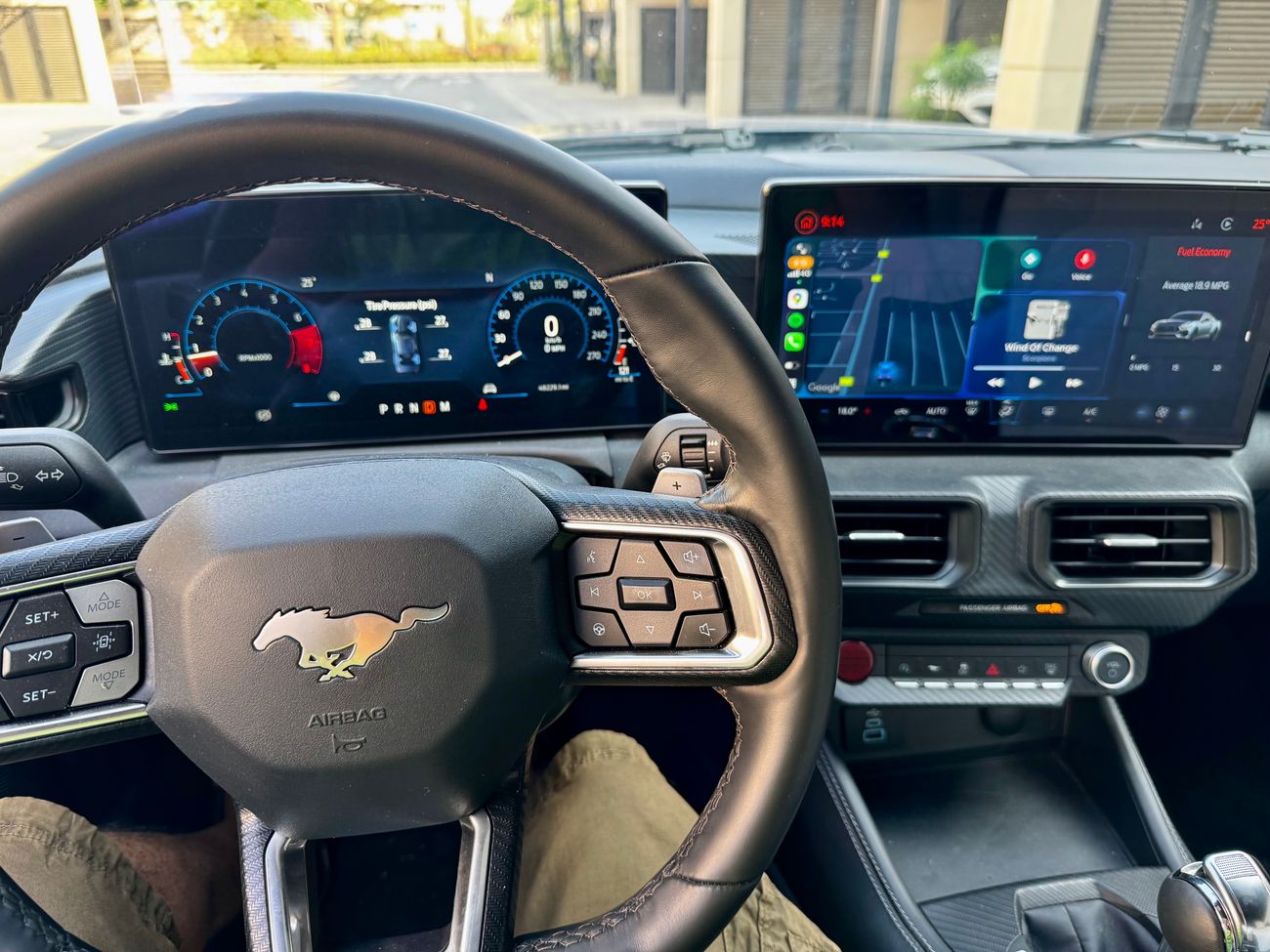 فورد موستانج Performance Package with upgraded brakes, sport suspension and cold air intake