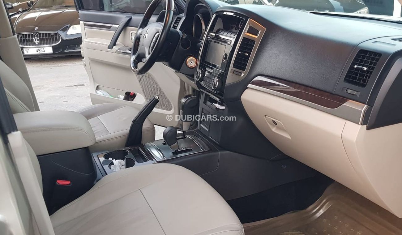 ميتسوبيشي باجيرو موديل 2017 خليجي فل مواصفات فتحه سقف وكراسي جلد ومثبت سرعه وتحكم كهربي كامل ونظام صوت ممتاز وكاميرا 