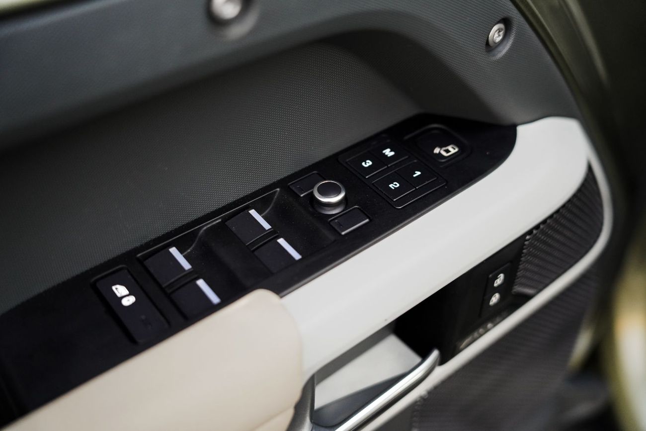 Land Rover Defender P400 110 X-Dynamic SE 3.0L (5 Seater)