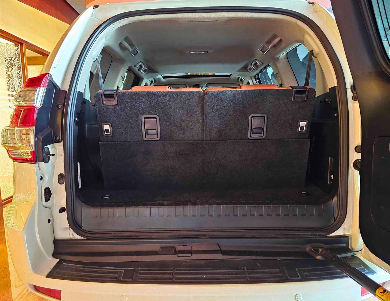 تويوتا برادو / VXR V4 2.7L / SUNROOF/ LEATHER / ELECTRIC SEATS/ DOWN TYRE / FULL OPTION / EXPORT ONLY /LOT#69094