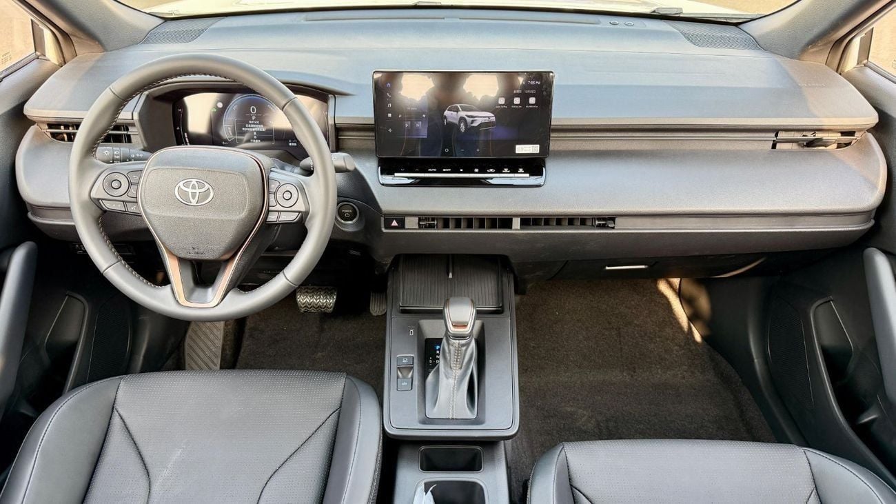 تويوتا كورولا كروس Toyota corolla cross 2.0 whitte 2025 new face