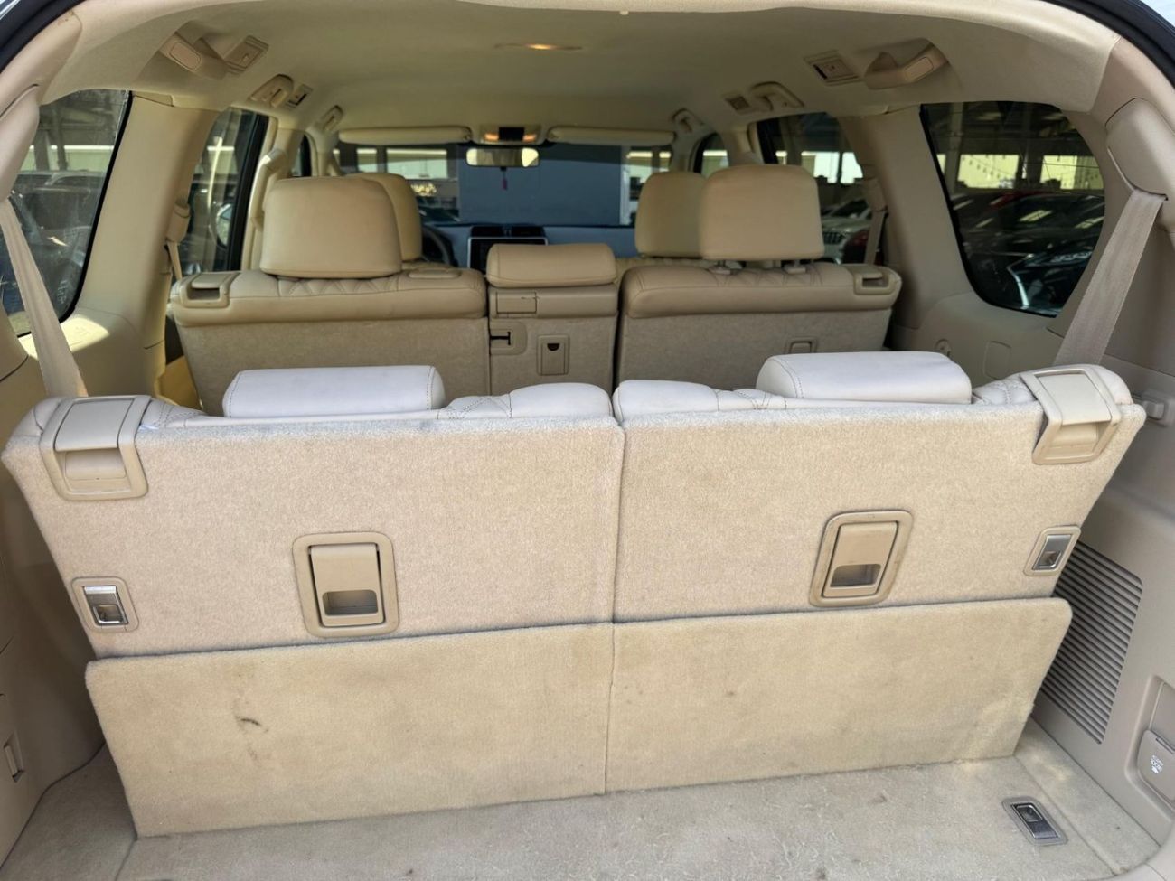 تويوتا برادو V6 4.0L / GCC / 4X4 / BIG SCREEN / FRIDGE / 7 SEATER / IN PERFECT CONDITION