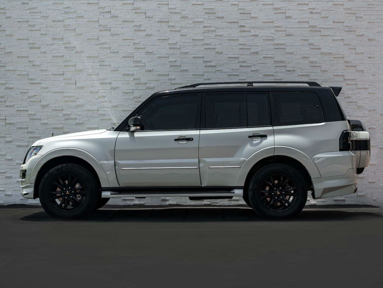 ميتسوبيشي باجيرو AED 1,730 PM • PAJERO 3.8 SIGNATURE EDITION • ONLY 25,000 KM • GCC SPECS • PRISTINE CONDITION