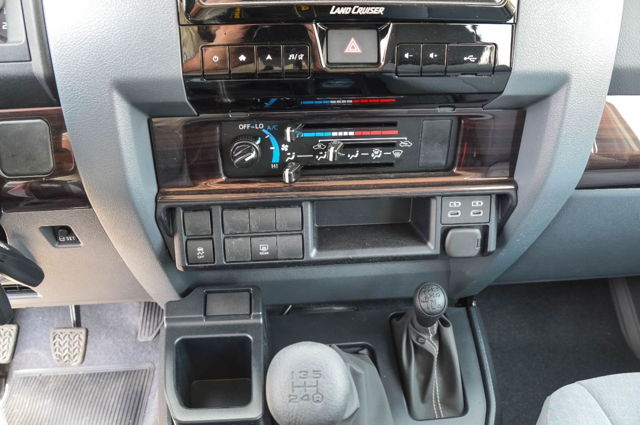 Toyota Land Cruiser 70 TOYOTA LAND CRUISER 76 4.0L 4WD MT 5DOOR SUV 2025