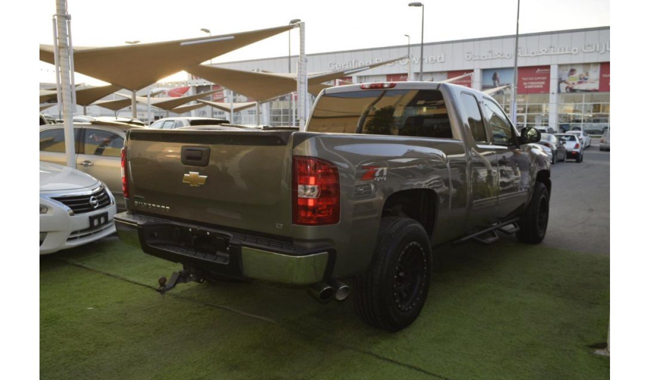 Chevrolet Silverado Pickup model 2009 imported silver color, equipped with two side halves, tyote wheels, sensors cruise