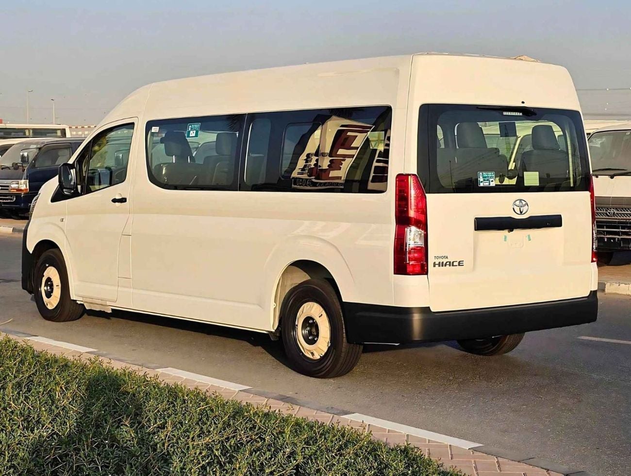 Toyota Hiace GL TOYOTA HIACE HIGHROOF DX  M/T / 2.8L V4 DIESEL BLACK BUMPER / DVD CAMERA  (CODE # HRDMDA )