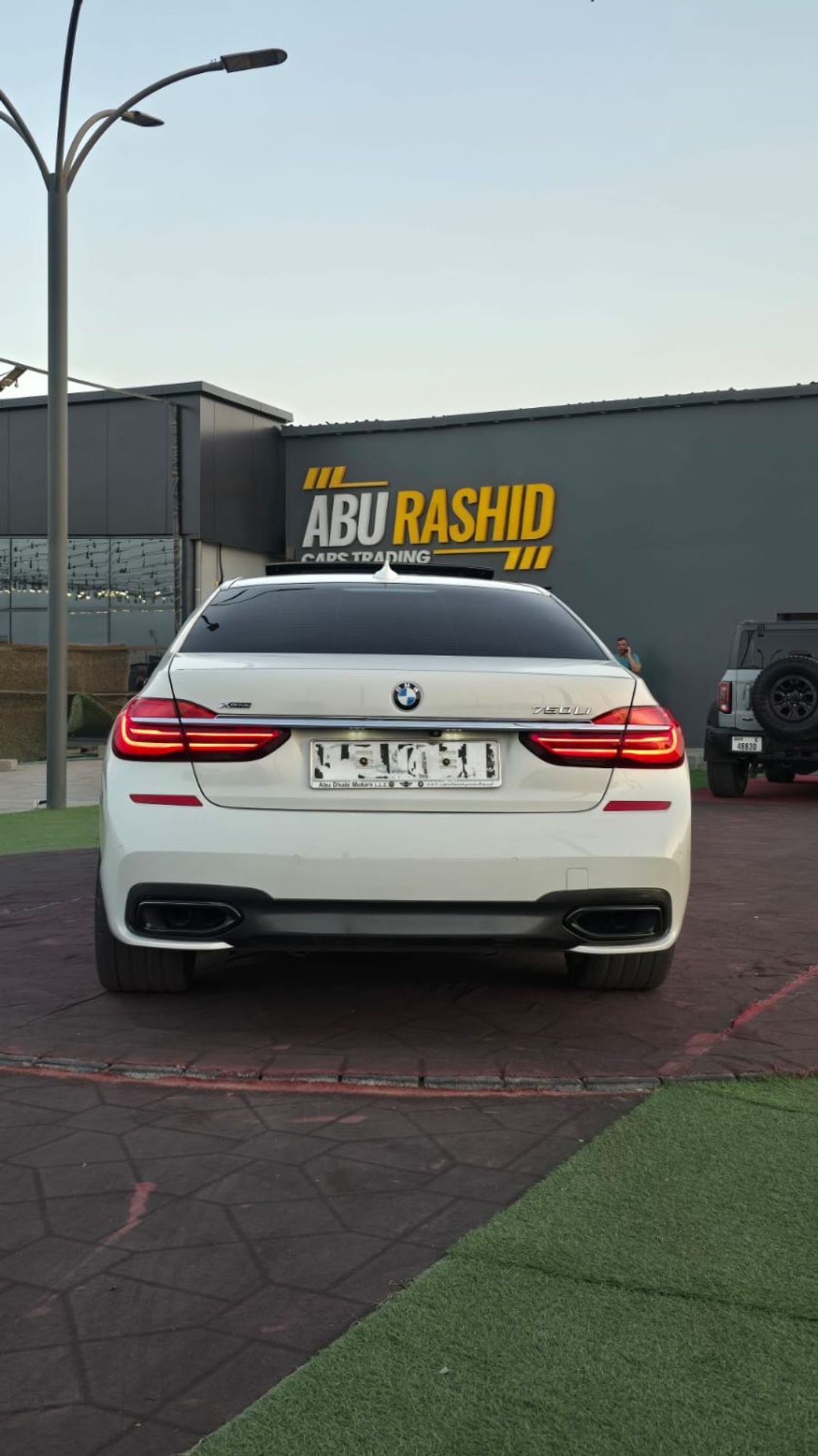 BMW 750Li Luxury 4.4L (443 HP)