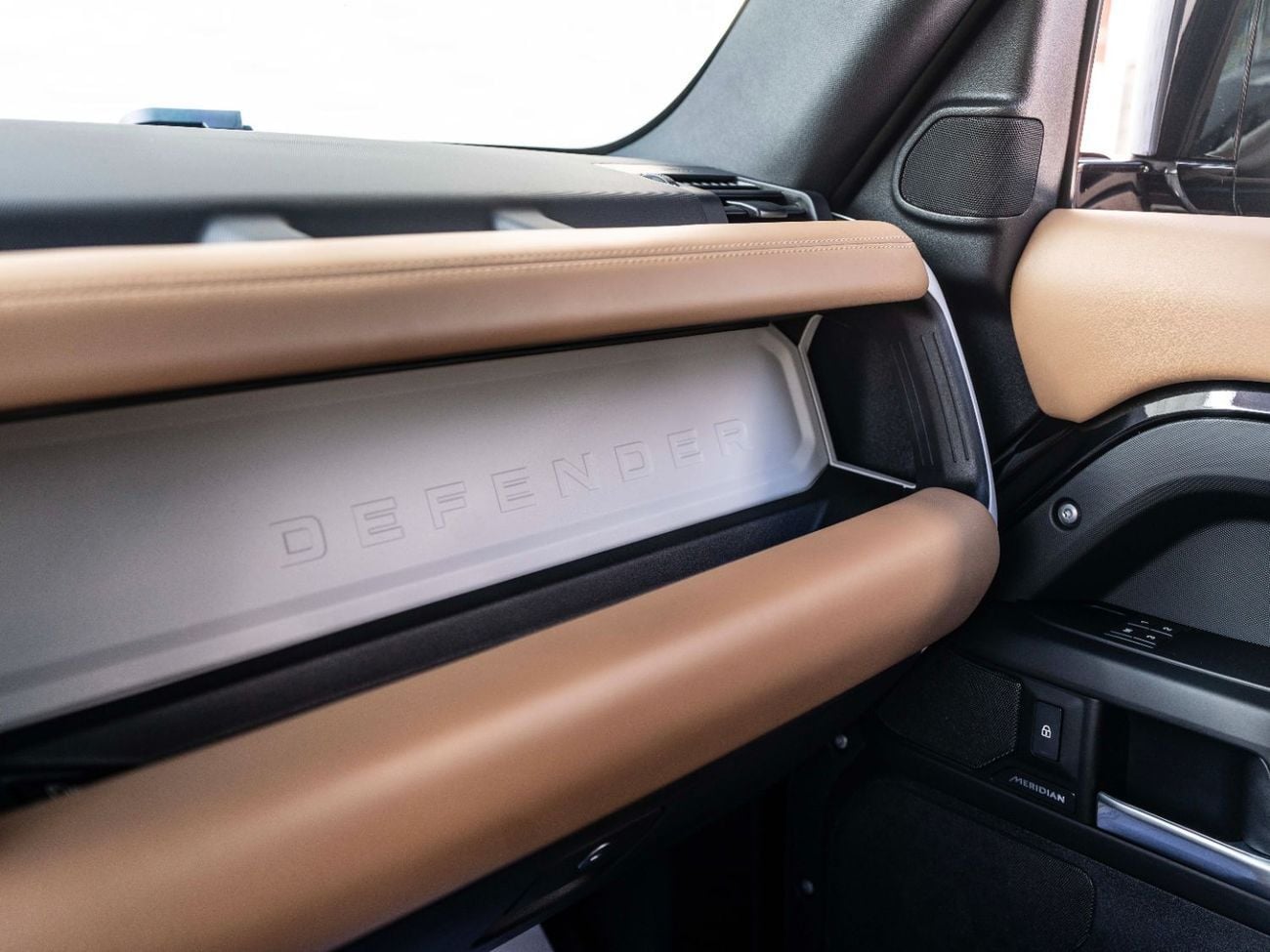 Land Rover Defender TOP P400 110 HSE 3.0L (5 Seater)