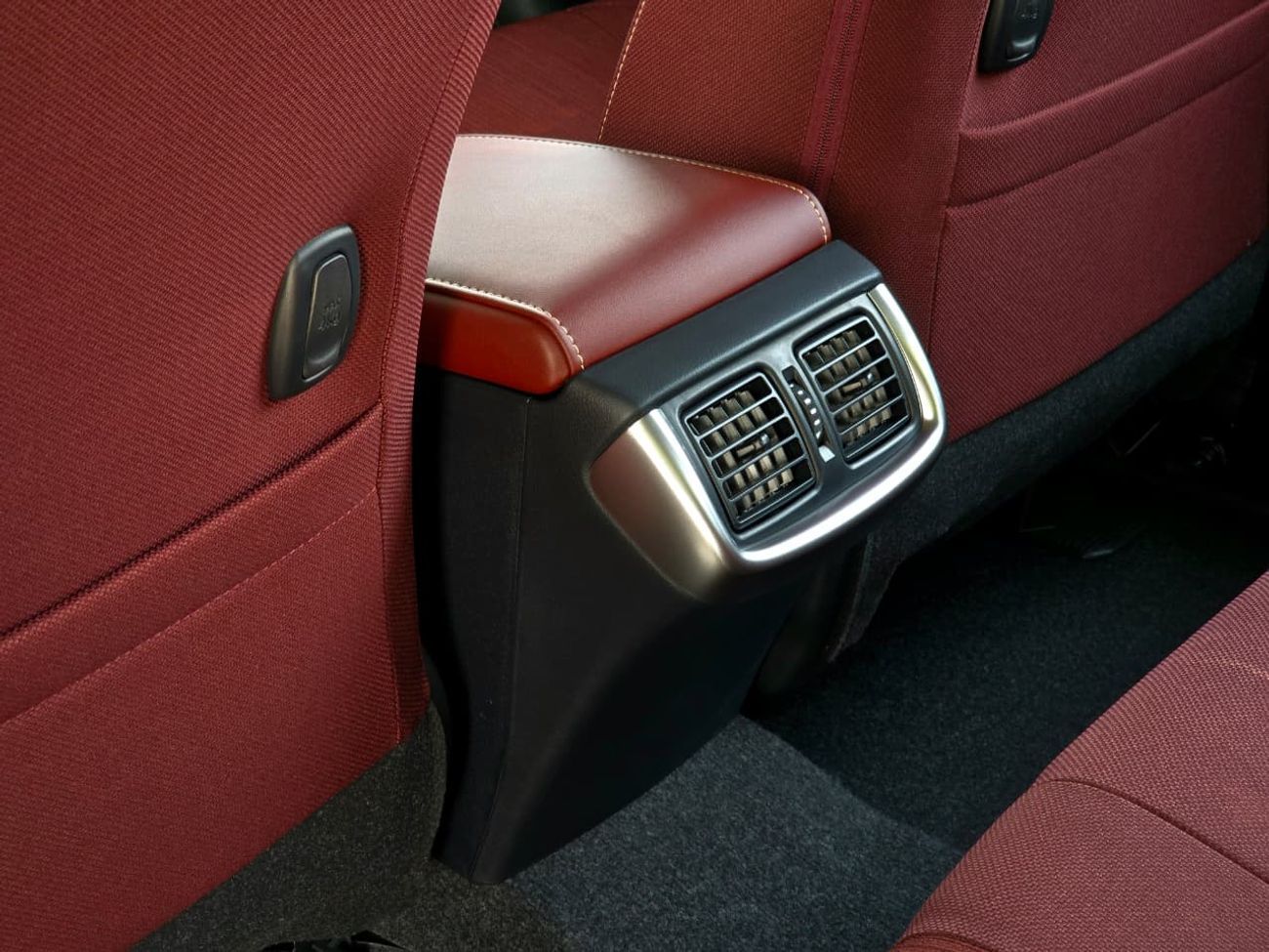 Toyota Hilux TOYOTA HILUX DIESEL 2.4 DOUBLE CABIN - AT - FULL OPTIONS - PUSH START - 2025 MODEL - WHITE INSIDE RE