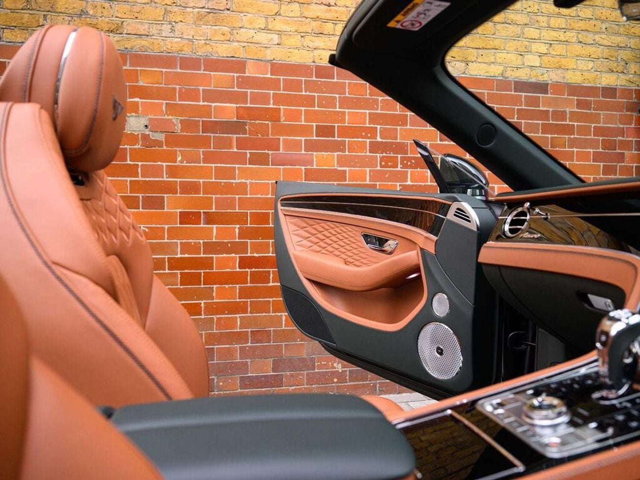 بنتلي كونتيننتال 4.0 V8 High-Performance 25.9kWh GTC Azure Auto 4WD Euro 6 (s/s) 2dr (EXPORT ONLY) Right hand drive