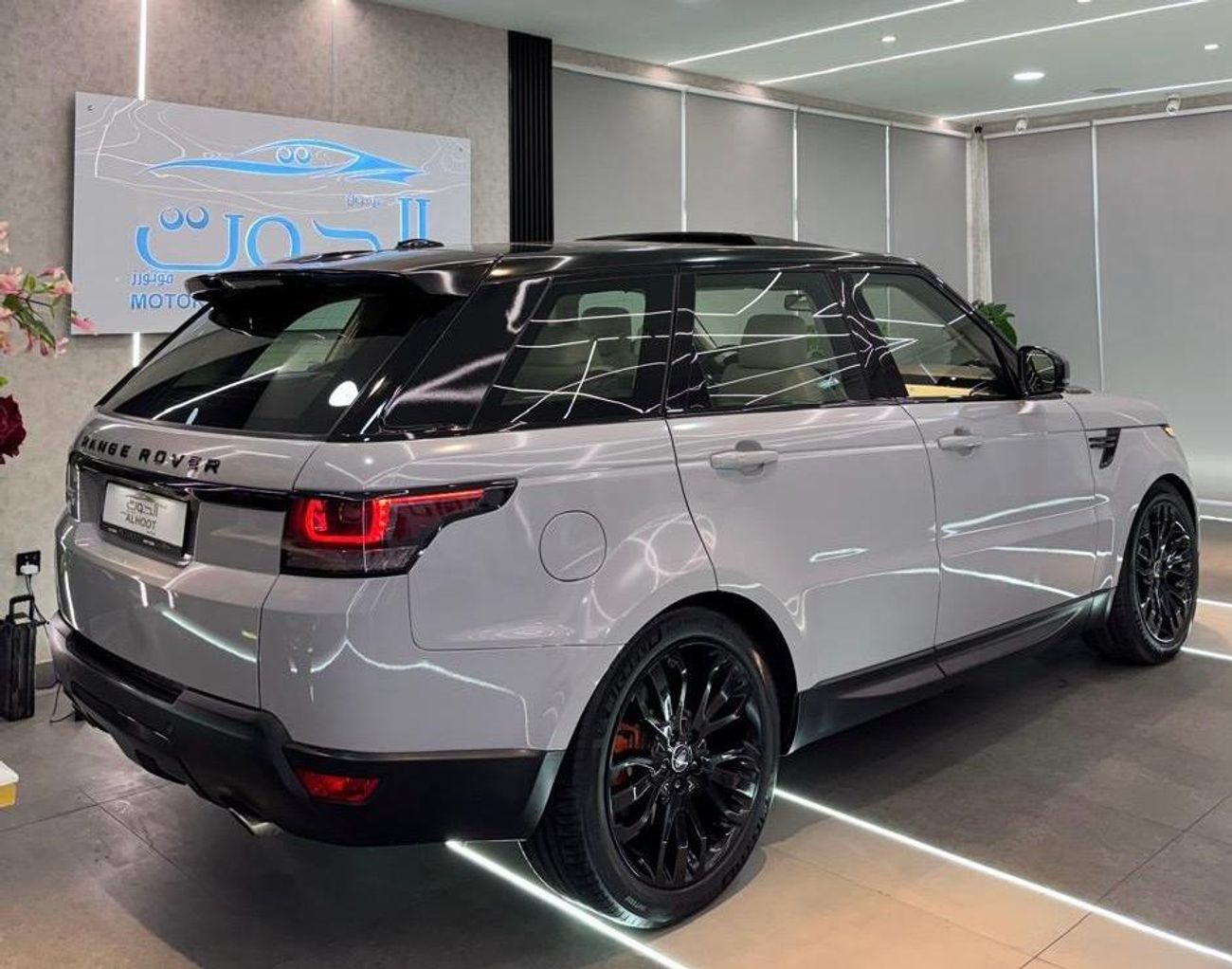 Land Rover Range Rover Sport Supercharged 5.0L ICONIC RANGE ROVER SPORT || STYLISH AND VERSATILE || GCC || PERFECT CONDITIONS ||