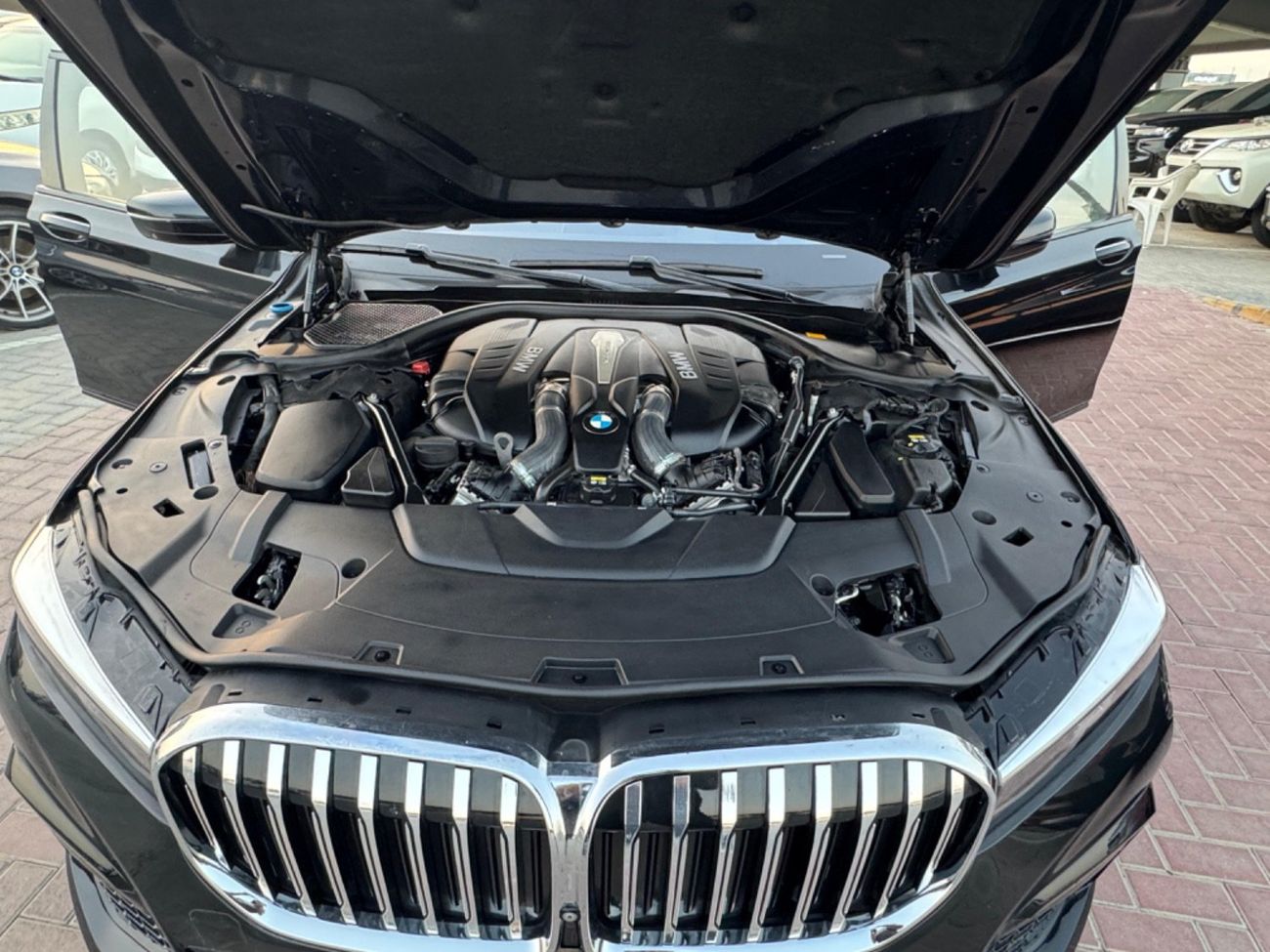 بي أم دبليو 750Li Luxury M Sport Package 4.4L